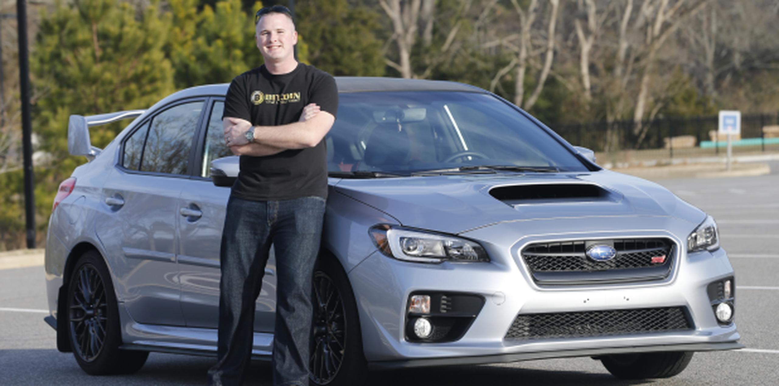 Jonathan Cypert posa al lado del auto que compró para su esposa utilizando como pago bitcoins. (AP)