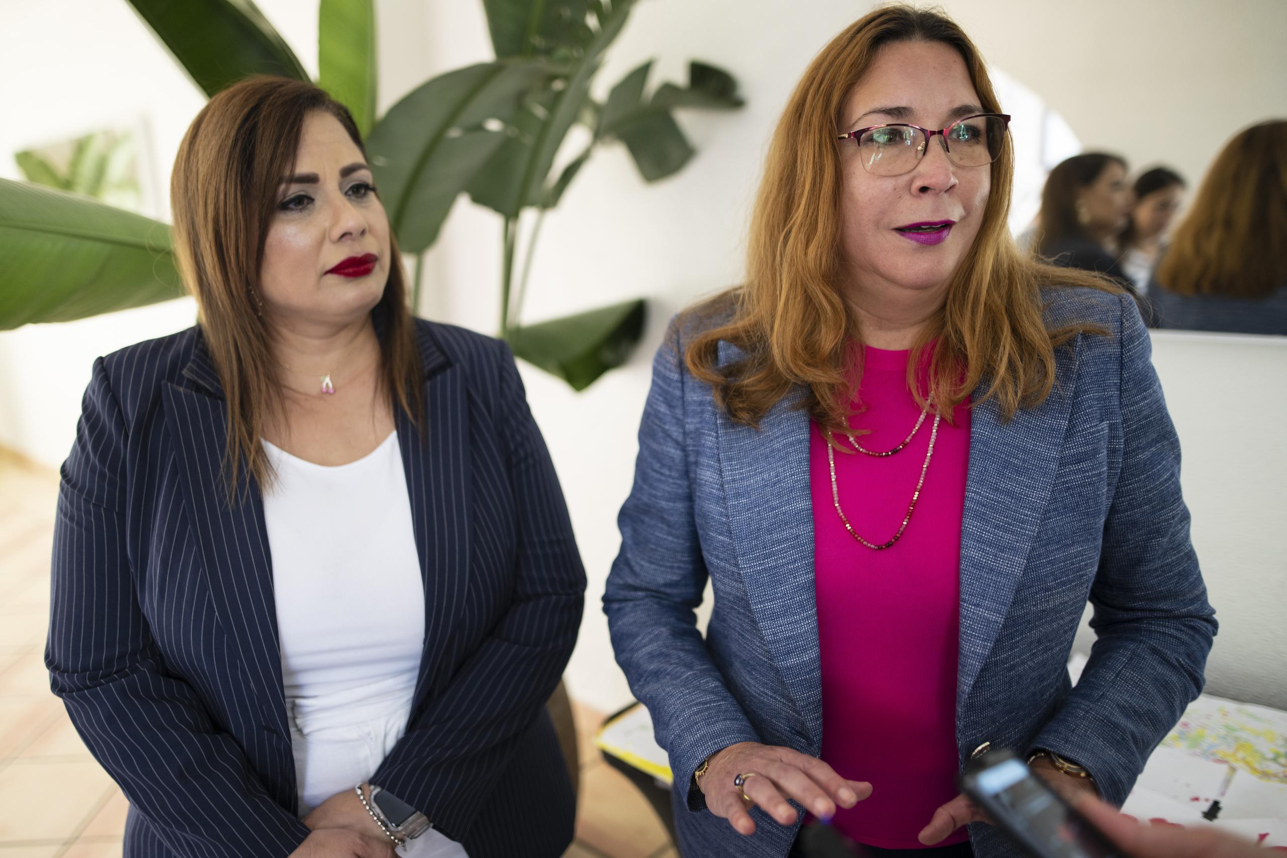 La administradora de ADFAN, Glenda Gerena Ríos y Ciení Rodríguez, secretaria de Familia.