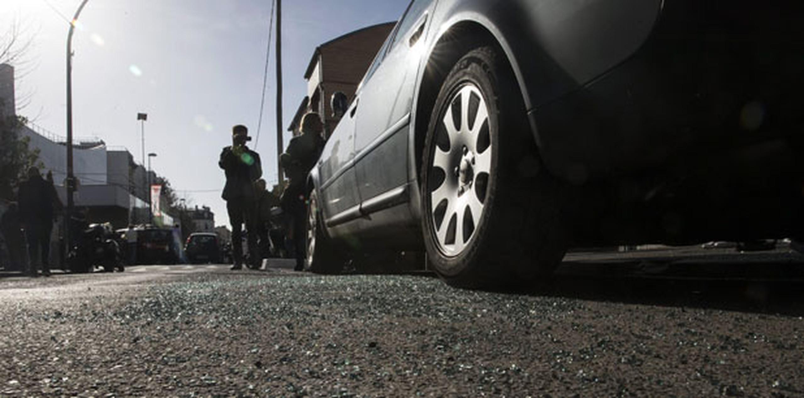En el suelo, cristales rotos del coche que se sospecha fue utilizado por el tercer grupo terrorista. El auto fue encontrado ayer alrededor de la medianoche en Montreuil en el este de París, Francia, con varias armas en su interior. (EFE / EPA / ETIENNE LAURENT)