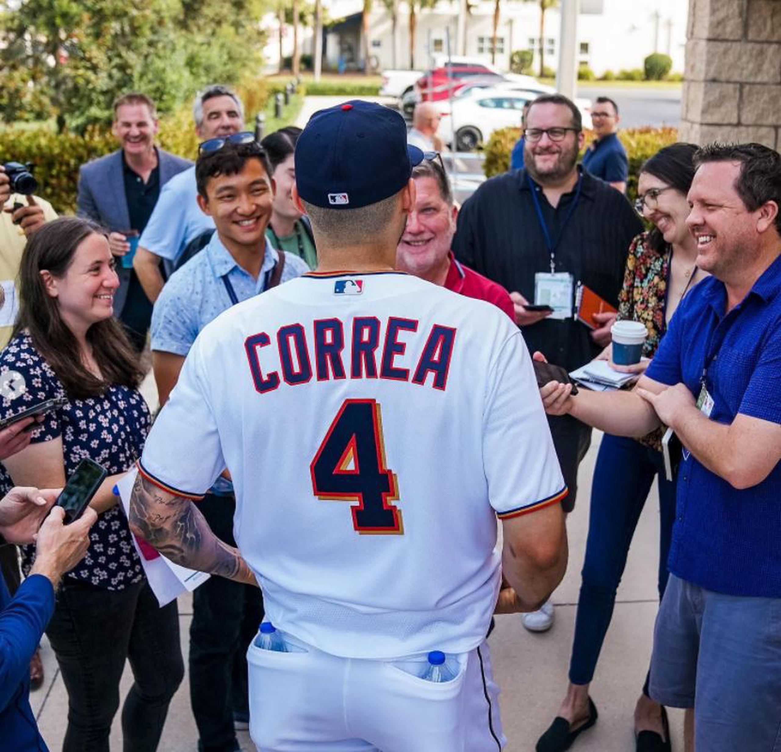 Carlos Correa conversa con medios de prensa antes de salir a entrenar hoy. (@Twins)