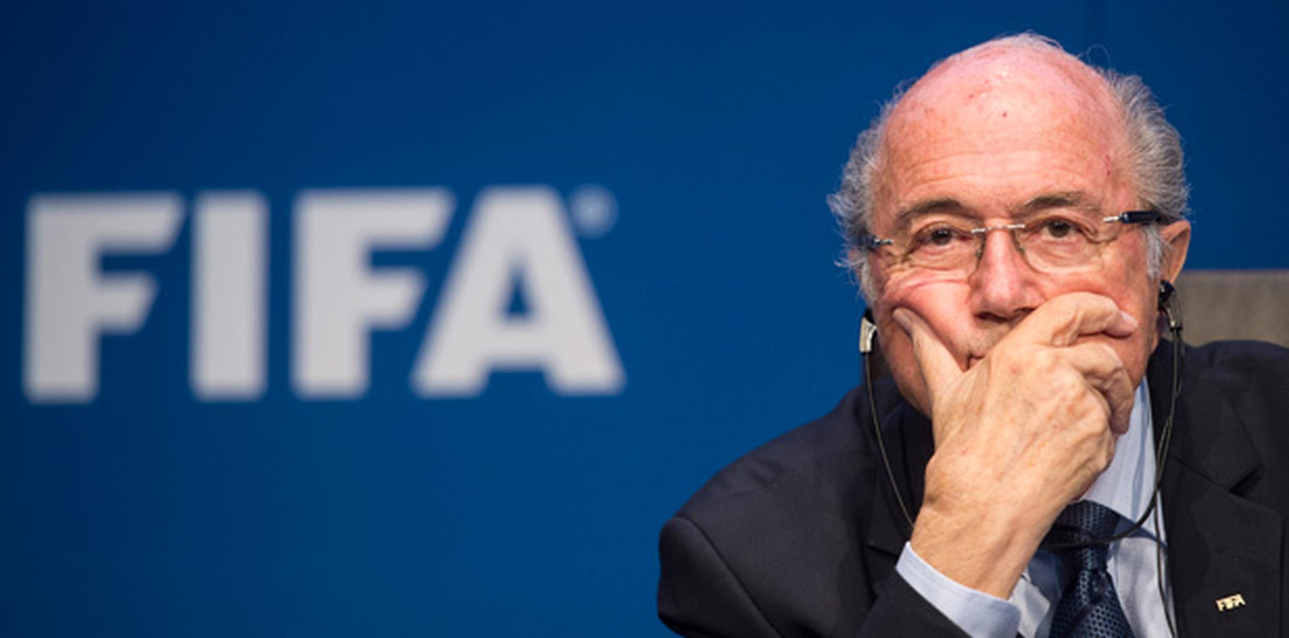 Blatter dijo que "hay algo que huele" mal con relación al momento en que se realizaron las redadas al amanecer para arrestar a funcionarios del fútbol en Zurich dos días antes de que él fuera reelegido el viernes. (AP)