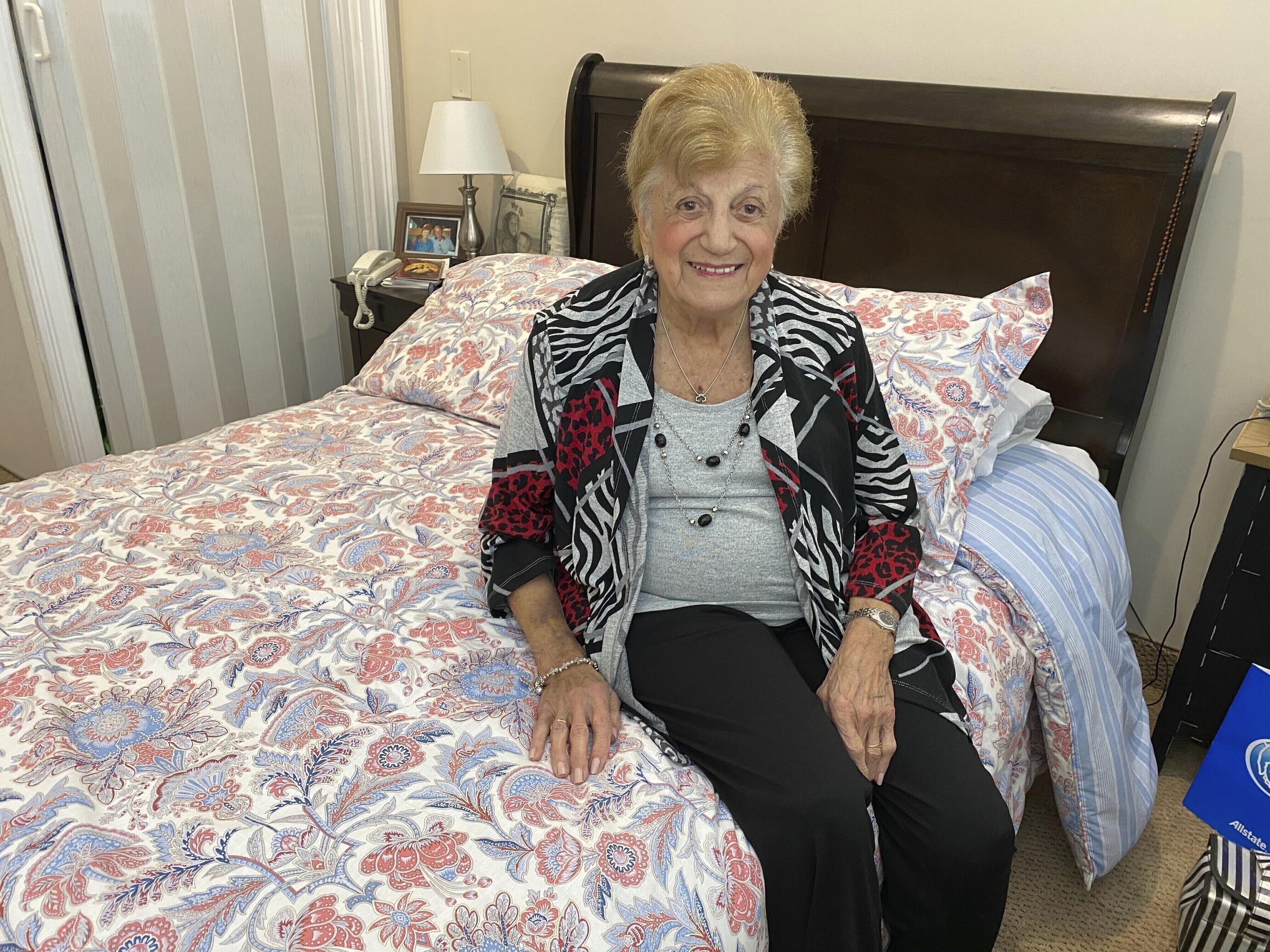 La sobreviviente del COVID-19 Anna Fortunato, de 90 años, posa para una foto en su habitación en la comunidad para ancianos The Arbors en Jericho, Nueva York.