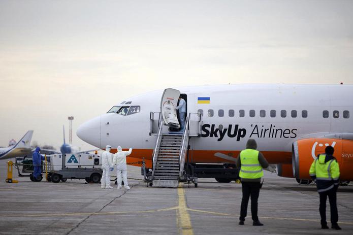 La aeronave llegó a Járkov después de repostar en el aeropuerto de Kiev, obligado a ello tras no poder aterrizar en un primer intento en el destino previsto debido a la neblina.