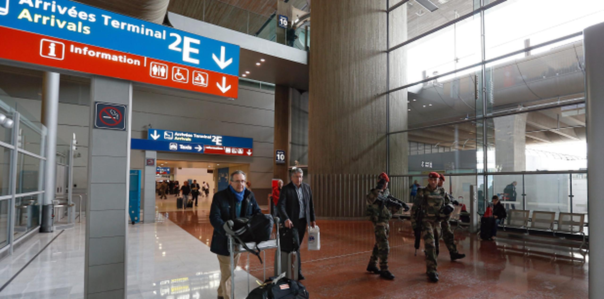 Las altas tensiones tras los ataques podían percibirse en aeropuertos europeos el fin de semana. (EFE/EPA/Laurent Dubrule)