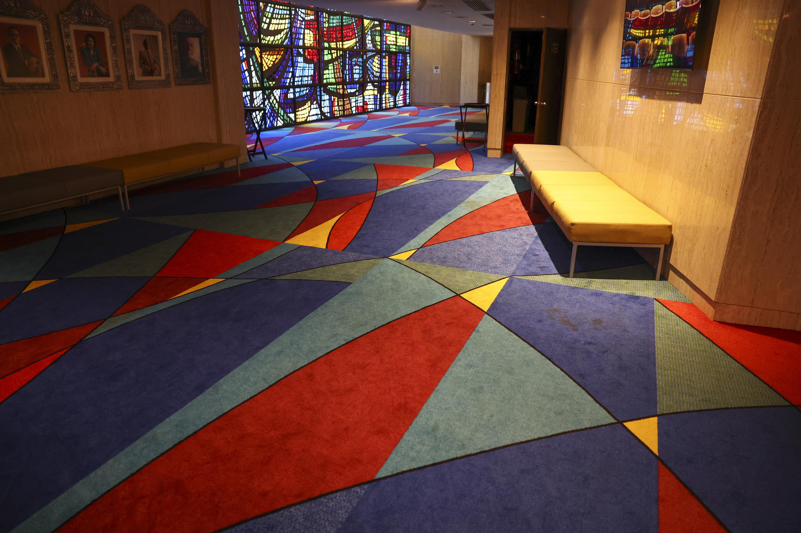 La alfombra que cubre el vestíbulo de la Sala de Drama René Marqués fue cambiada para armonizar con el vitral de Luis Hernández Cruz.