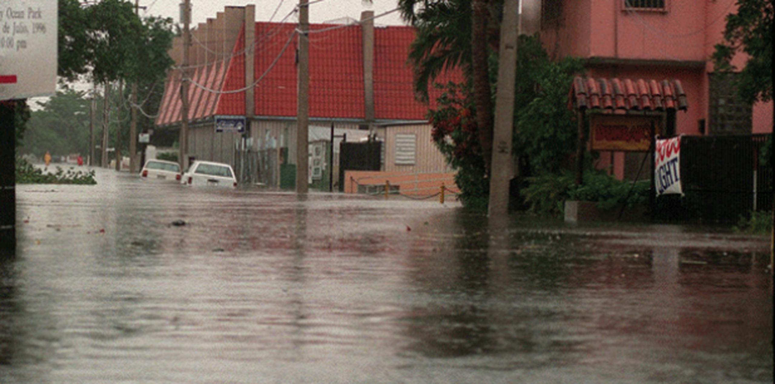 La avenida Isla Verde quedó intransitable al igual que la marginal Villamar debido a que tienen tramos inundados. (Archivo)