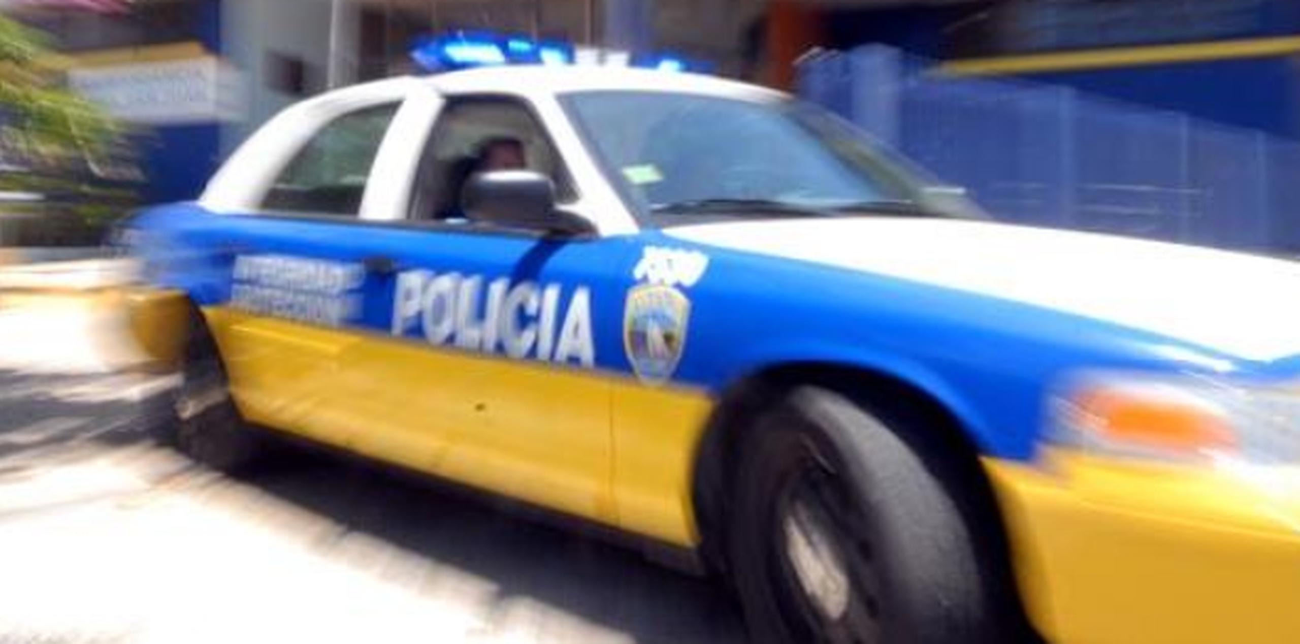 Agentes adscritos a la División de Homicidios de Vega Baja junto al fiscal de turno investigan los hechos. (Archivo)