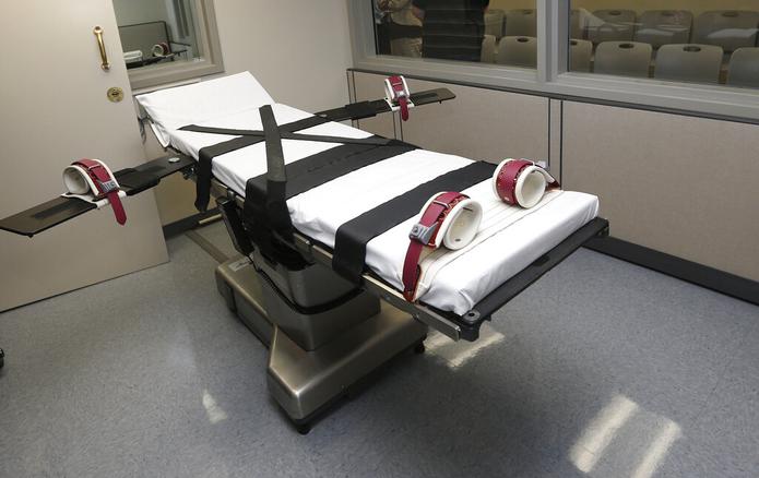 En esta imagen del 9 de octubre de 2014 se ve la camilla en la cámara de ejecución en la Penitenciaría Estatal de Oklahoma, en McAlester, Oklahoma.