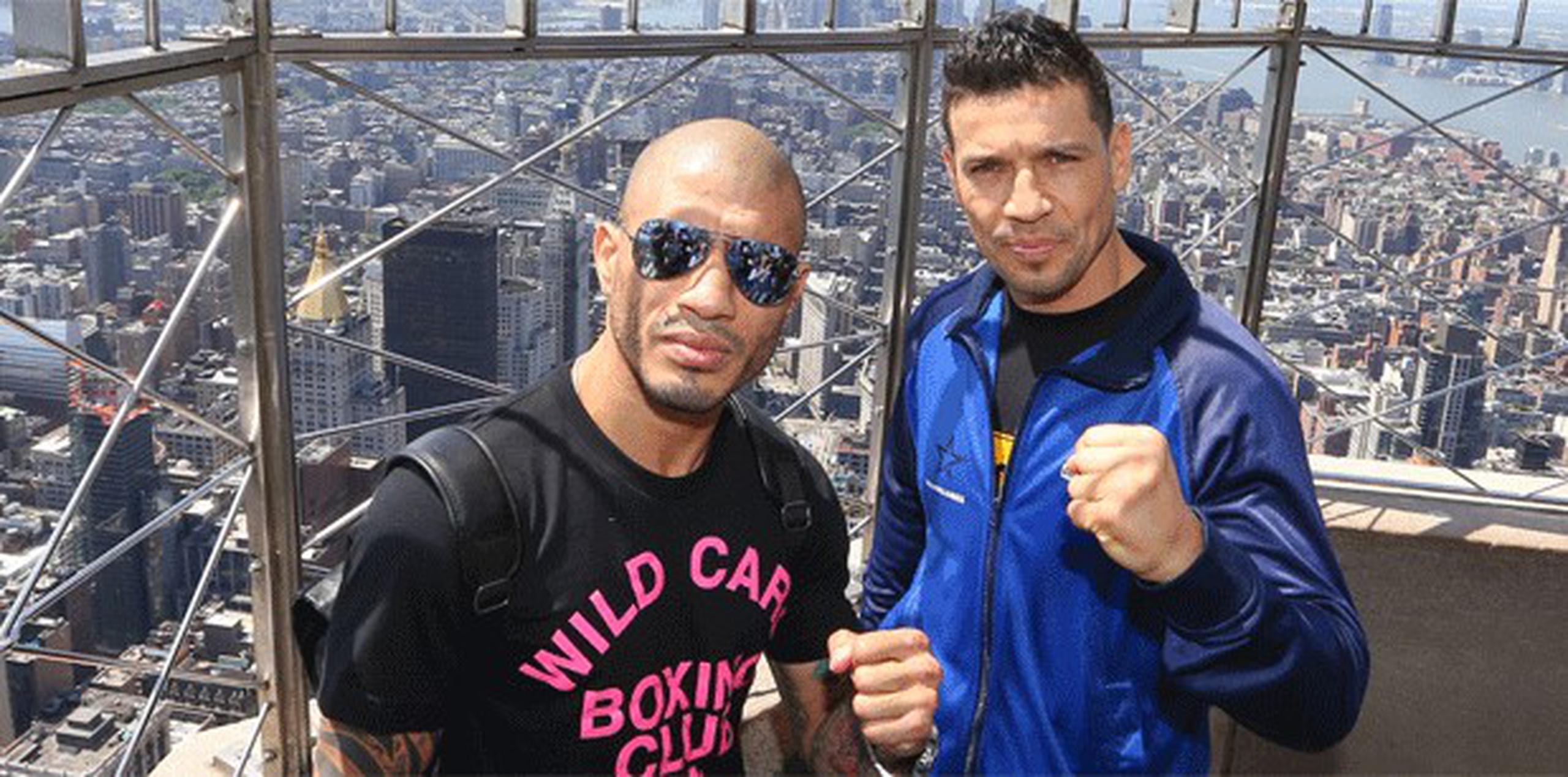 Miguel Cotto y su rival de este próximo sábado Sergio “Maravilla” Martínez visitaron el Empire State Building.(ED MULHOLLAND/TOP RANK)
