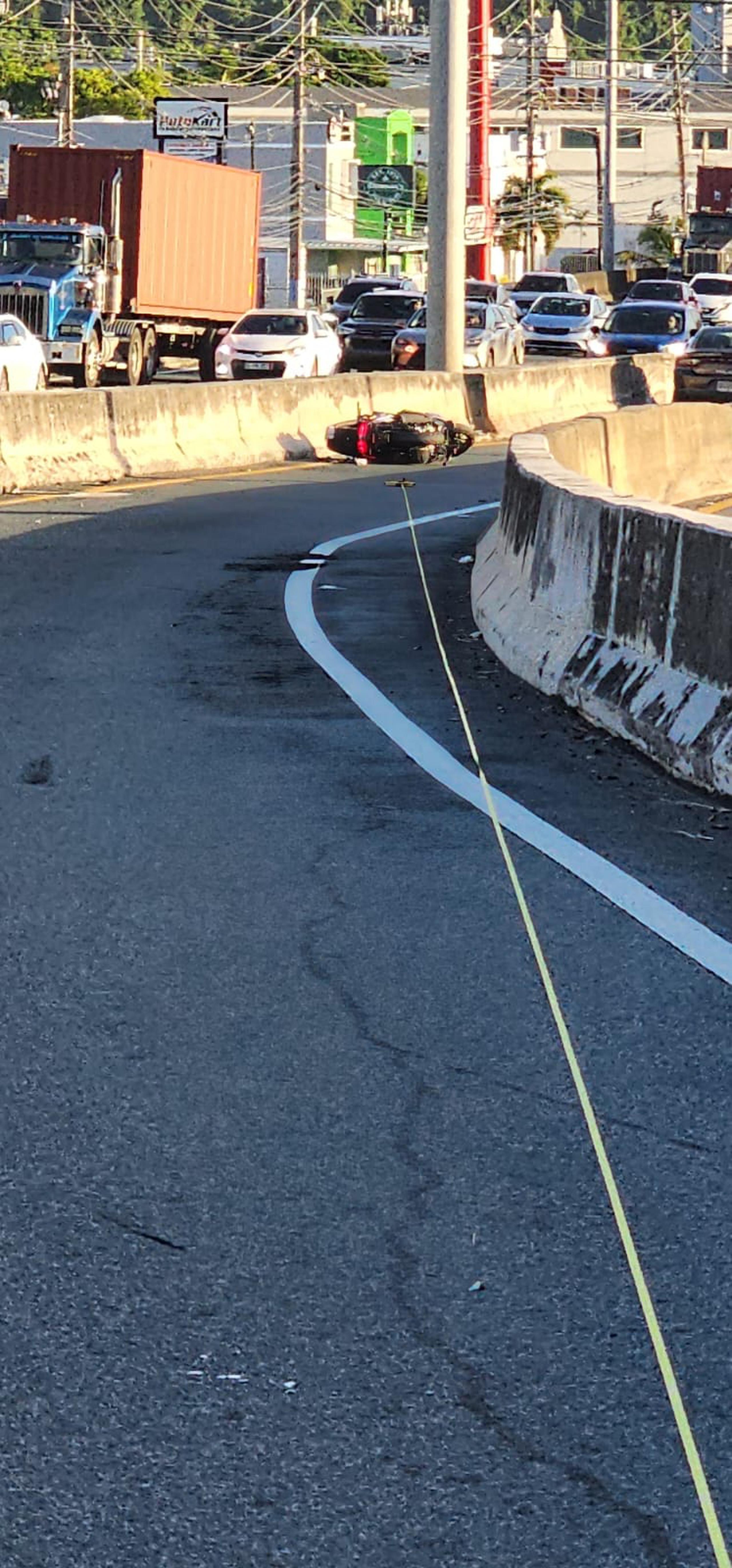 Dos motociclistas se accidentaron en la intersección de la carretera PR-2 con el expreso Rafael Martínez Nadal durante una persecución.