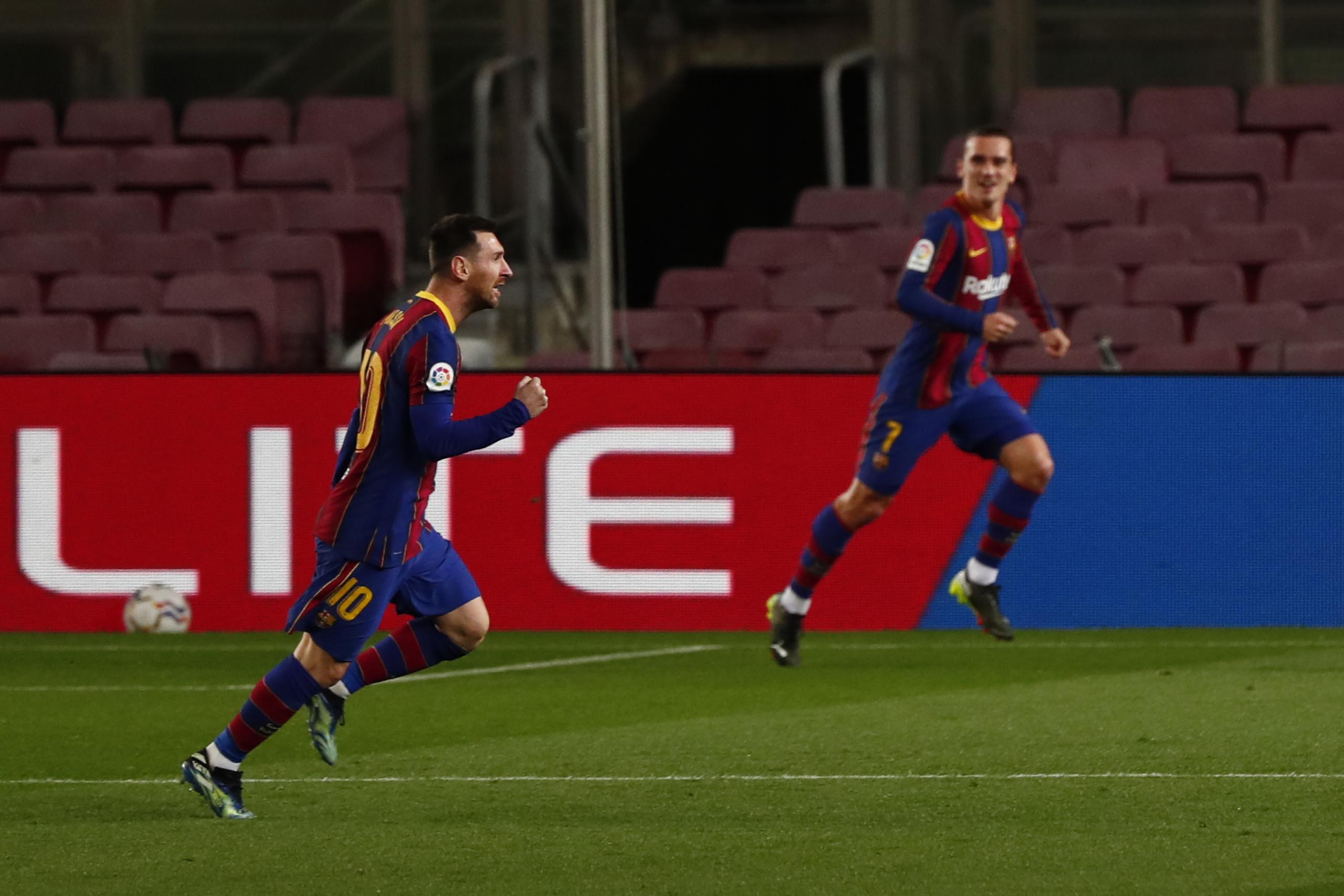 Lionel Messi (izquierda) celebra tras anotar el primer gol del Barcelona en la victoria 2-1 ante el Athletic Bilbao en la Liga española ayer, domingo.