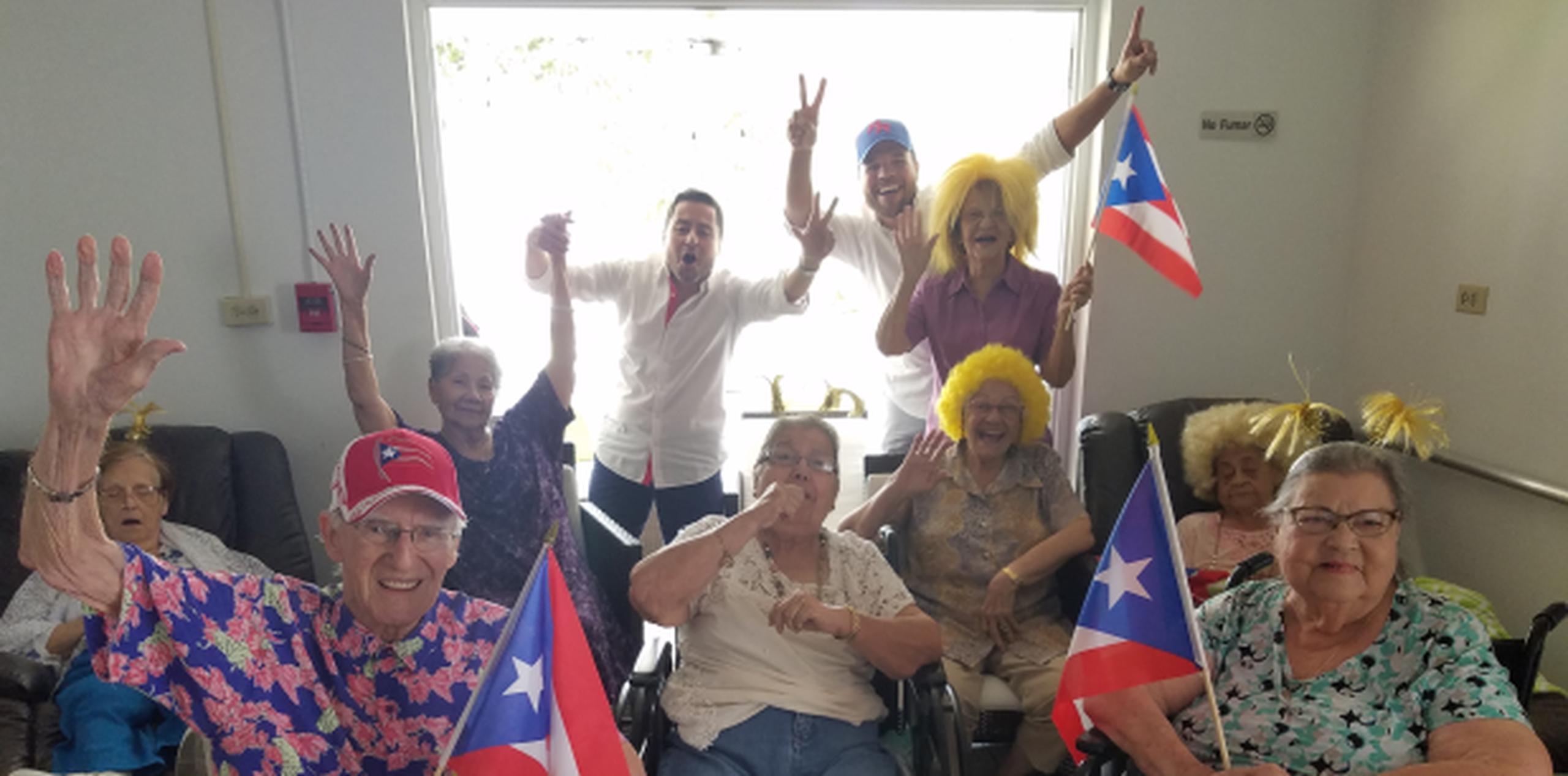 El grupo de ancianos, quienes tienen entre 67 y 100 años de edad, se convirtió en fanáticos del equipo de Puerto Rico al usar pelucas y diademas rubias, banderas de la Isla y gorras de béisbol. (libni.sanjurjo@gfrmedia.com)
