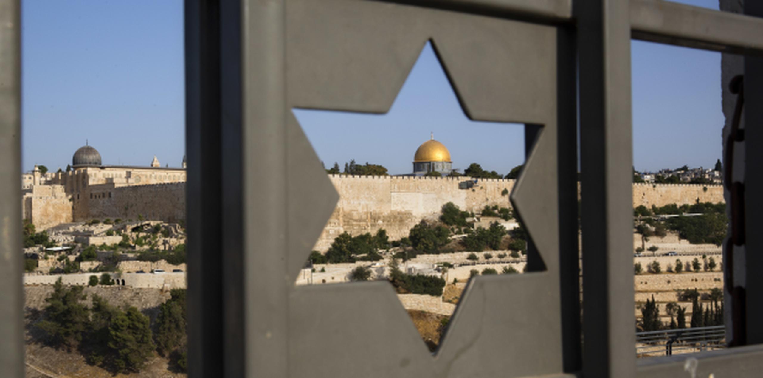 La Ciudad Vieja de Jerusalén, aquí vista a través de una ventana con forma de la estrella de David, es eje d diversas tensiones entre grandes grupos religiosos del mundo. (AP)