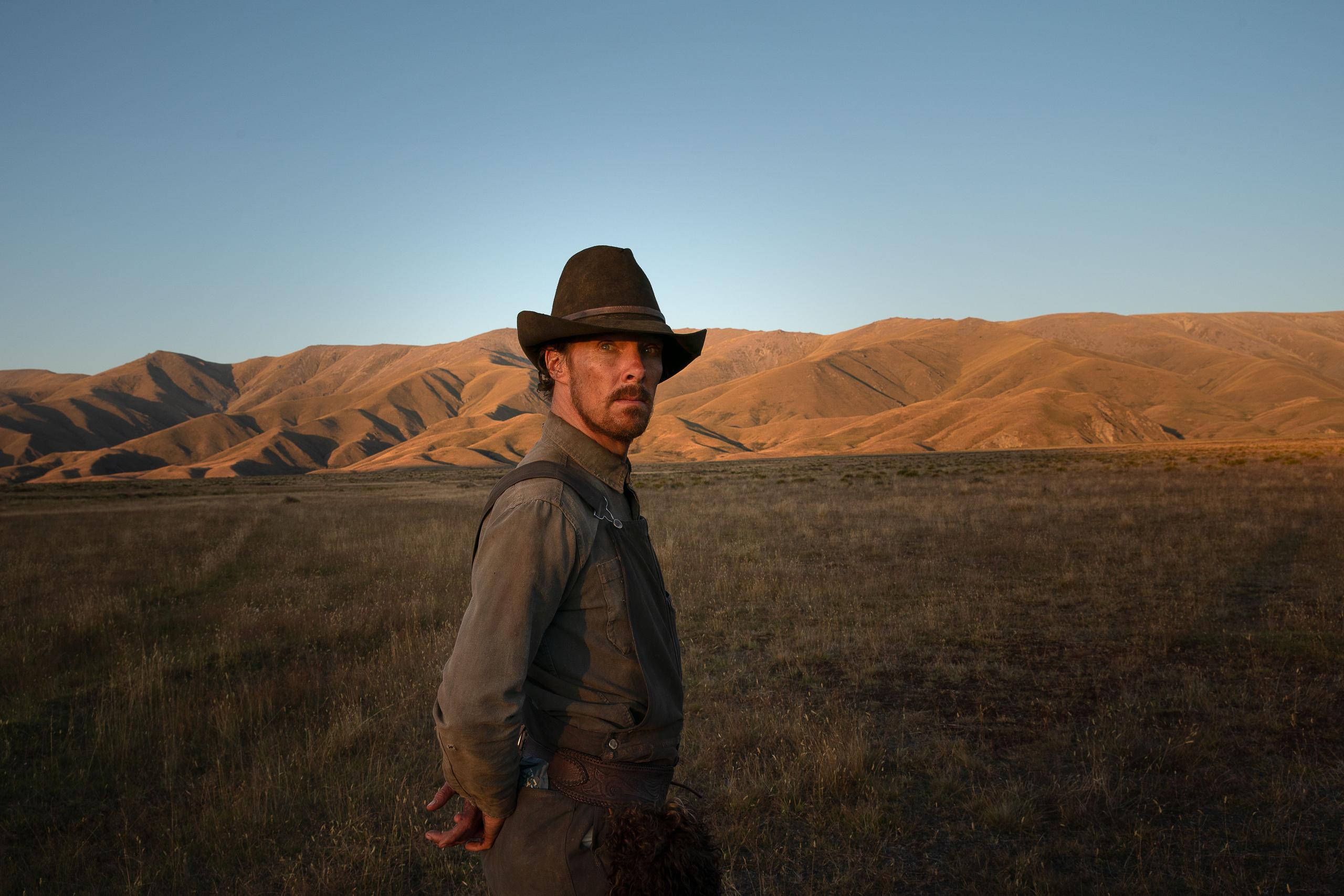 La película cuenta la historia de Phil Burbank, un ranchero que vive aterrorizando a los que lo rodean.