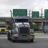 Camioneros advierten de paralización de servicios ante alza de precios de combustible 