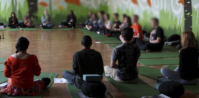 Mediante un donativo de tres años de la Fundación K.P. Jois, un grupo sin fines de lucro que fomenta el yoga Ashtanga, los 5,600 estudiantes del distrito escolar reciben clases de 30 minutos dos veces a la semana. (Archivo)