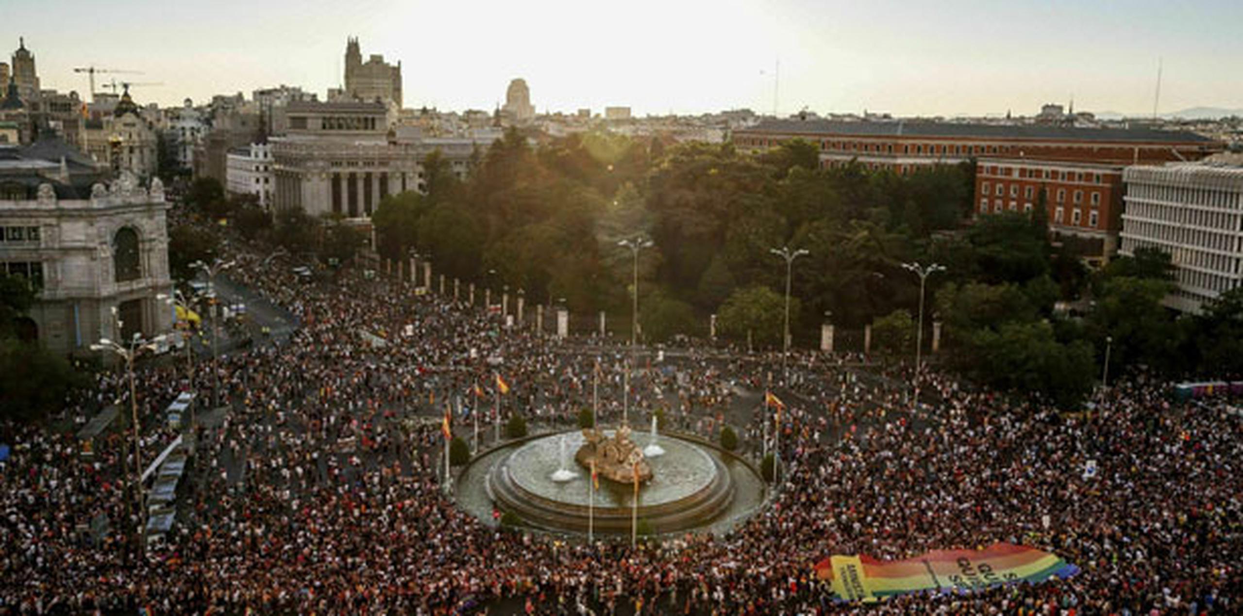 El desfile en la capital española, uno de los más grandes en el mundo, tuvo momentos de tensión cuando la policía retiró a políticos de centro derecha a los que activistas LGBTQ les impidieron que continuaran marchando a medio trayecto. (AP)