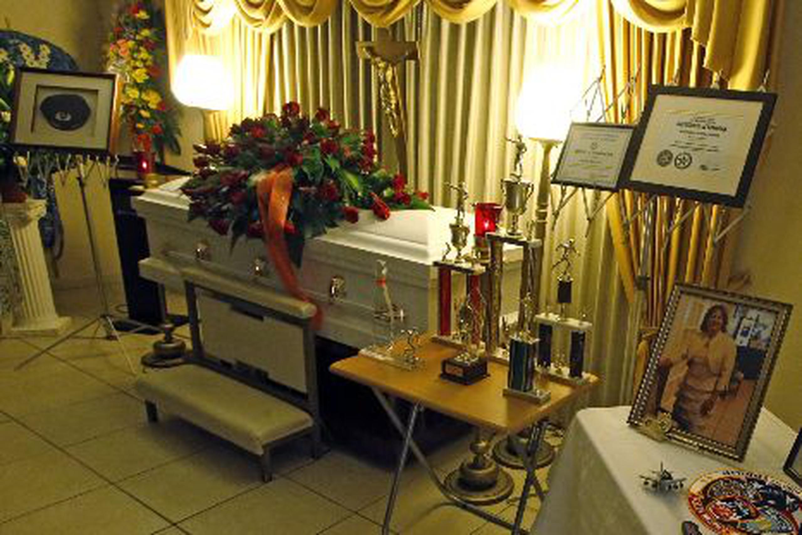  Ayer se expuso, en la funeraria  Campo Rico Memorial, en Carolina, el féretro con los restos de la agente Mayra Ramírez Barreto (en el recuadro).&nbsp;<font color="yellow">(lino.prieto@gfrmedia.com)</font>