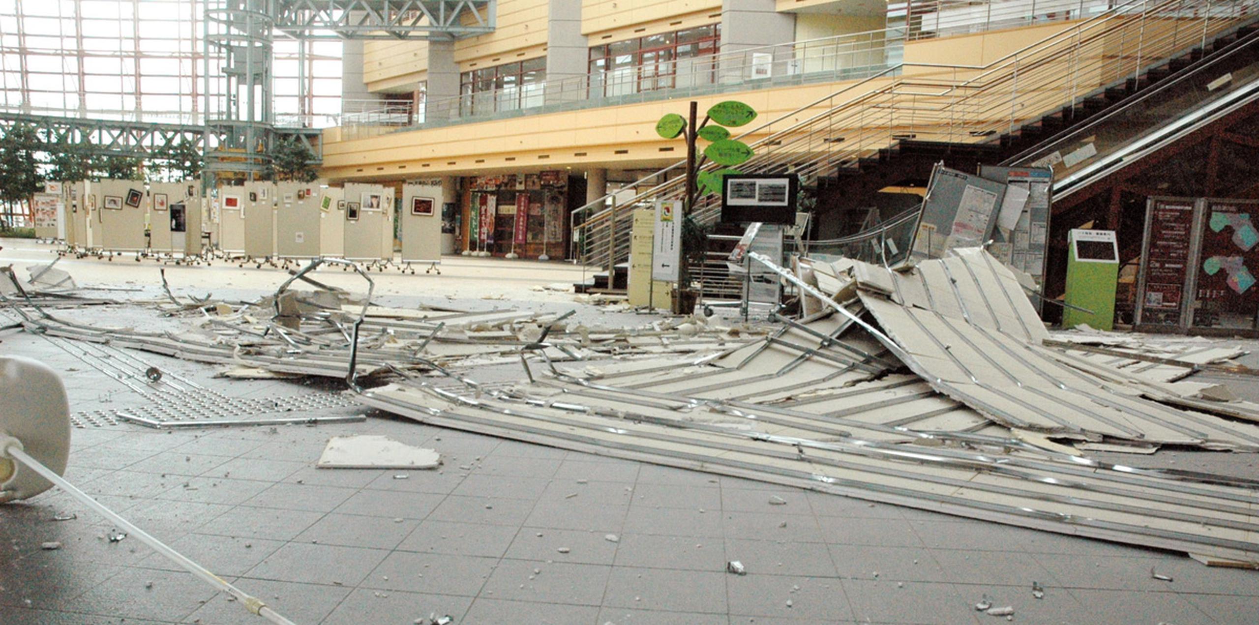 Imágenes de televisión mostraban daños en varios lugares del país. (AP)
