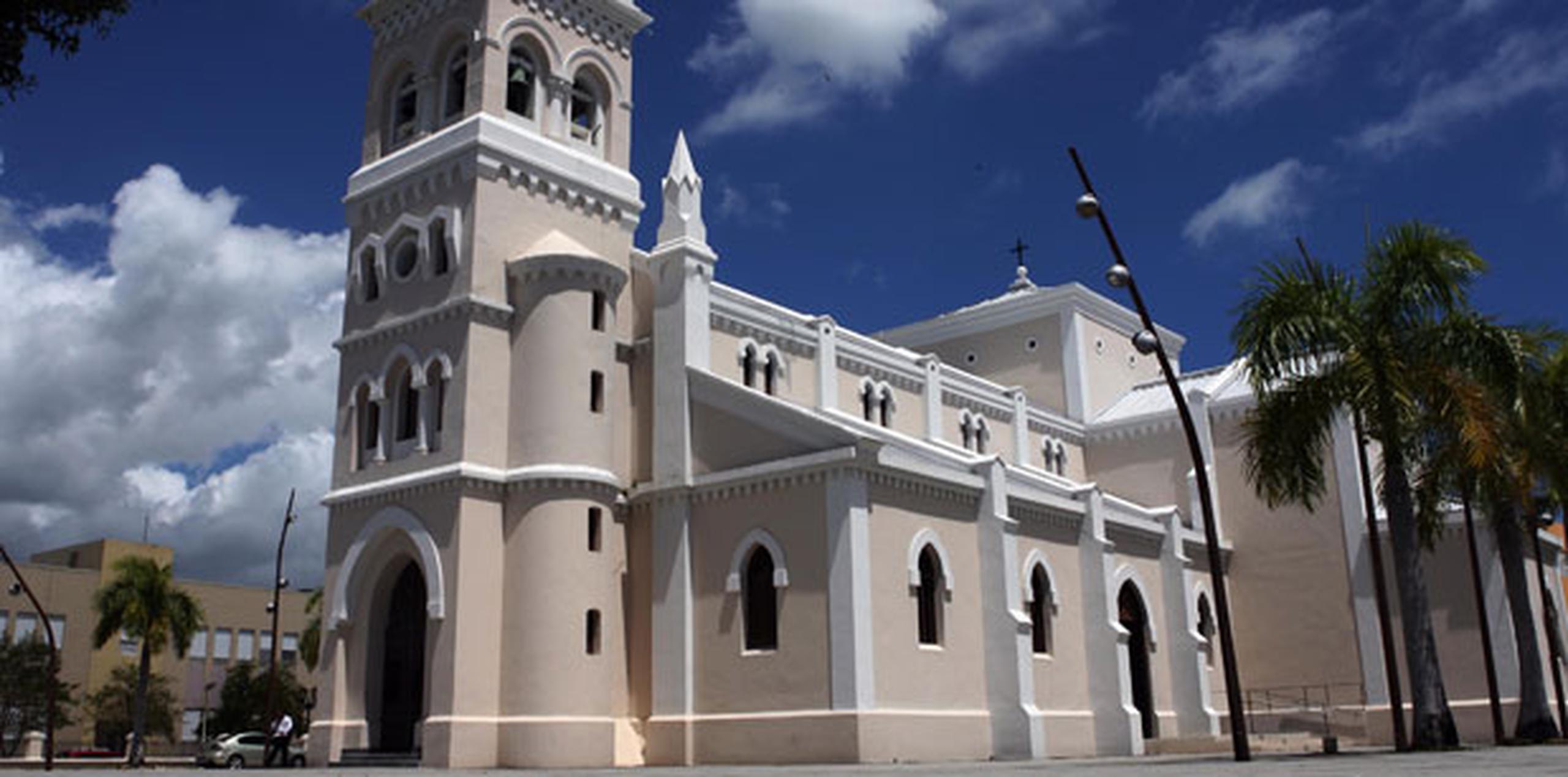El asalto fue perpetrado en la iglesia Dulce Nombre de Jesús, en la plaza pública de Humacao. (Archivo)