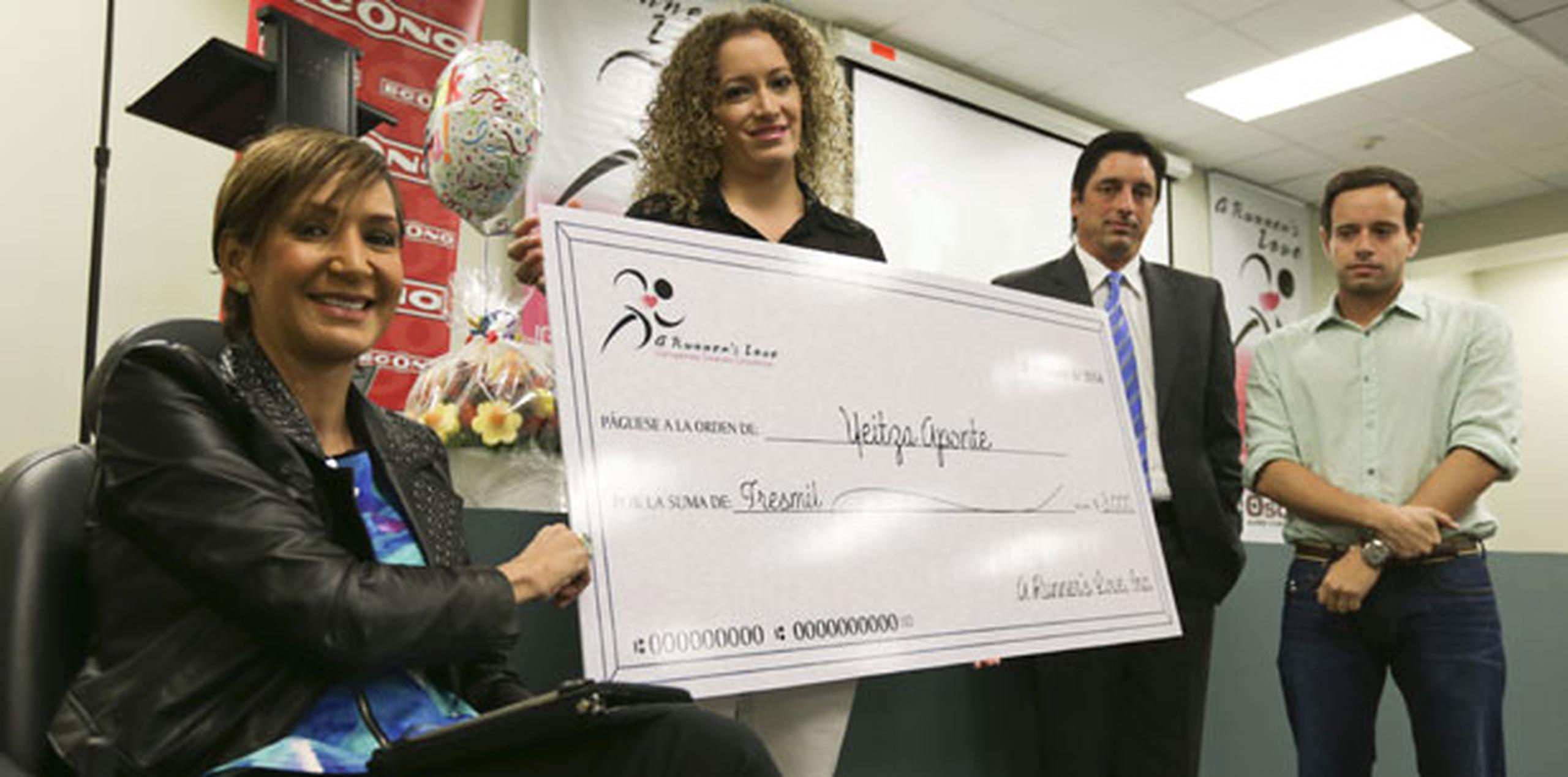 Elías Díaz le entregó un cheque de $3,000 a una joven impactada en Barranqitas y $500 a la viuda del ciclista atropellado en Vega Baja.(wandaliz.vega@gfrmedia.com)