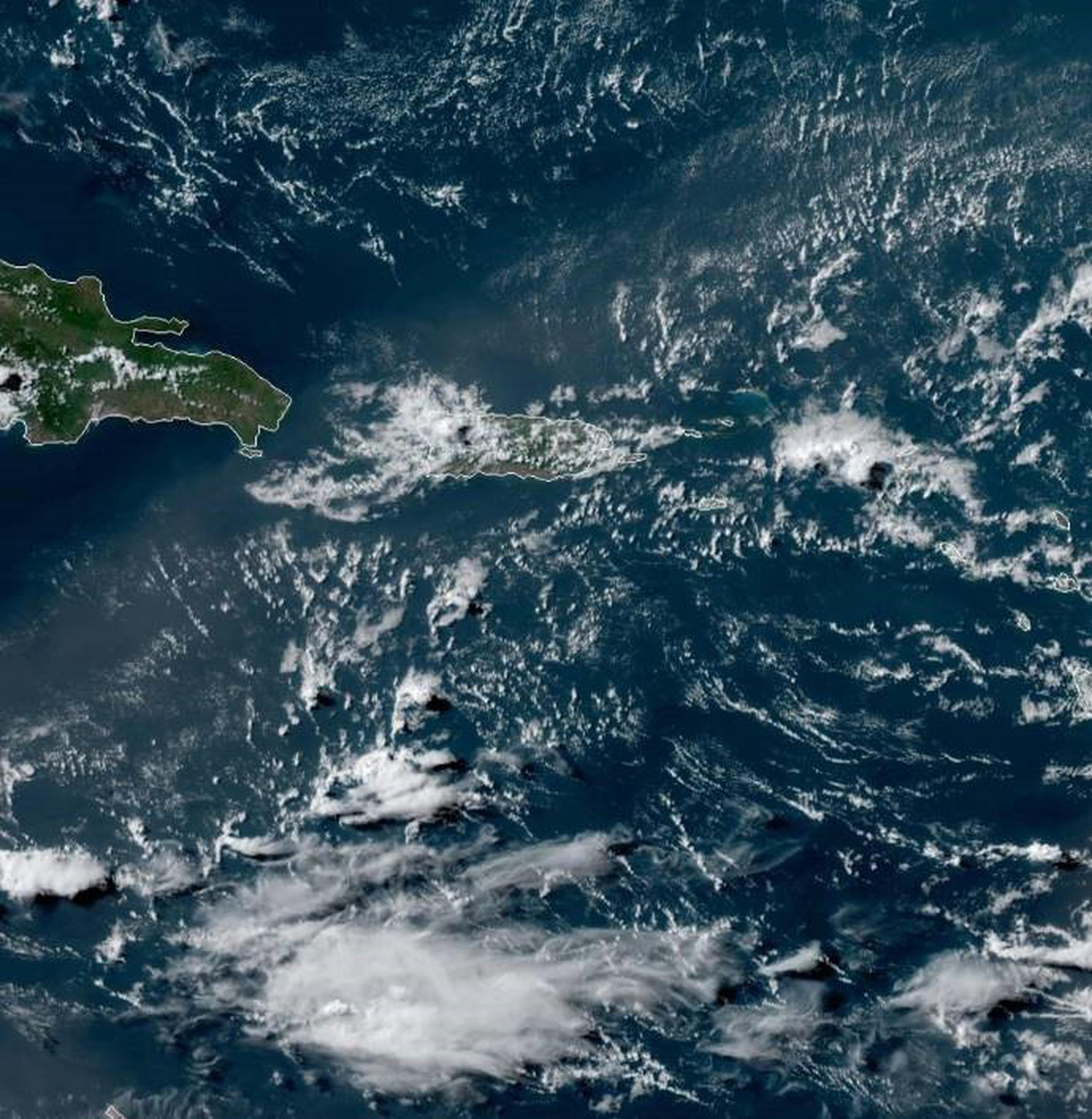 Imagen del satélite de la NOAA que muestra cómo la onda pasó al sur de Puerto Rico y la Isla quedó cubierta de polvo del Sahara.