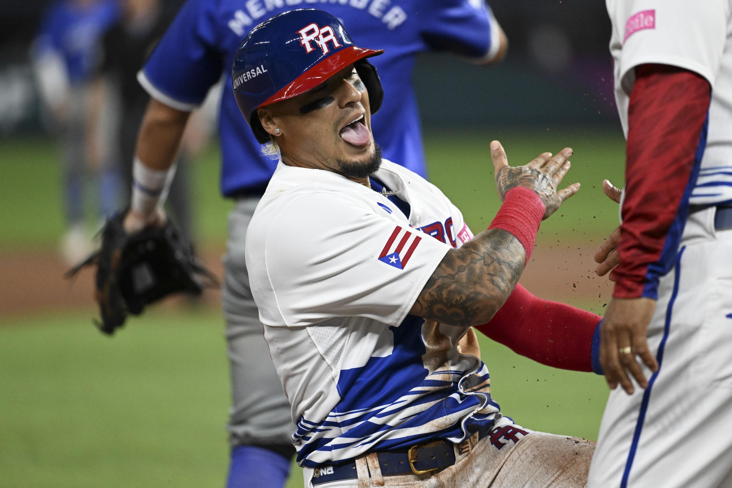 Javier Báez demuestra su alegría al robarse la tercera base.