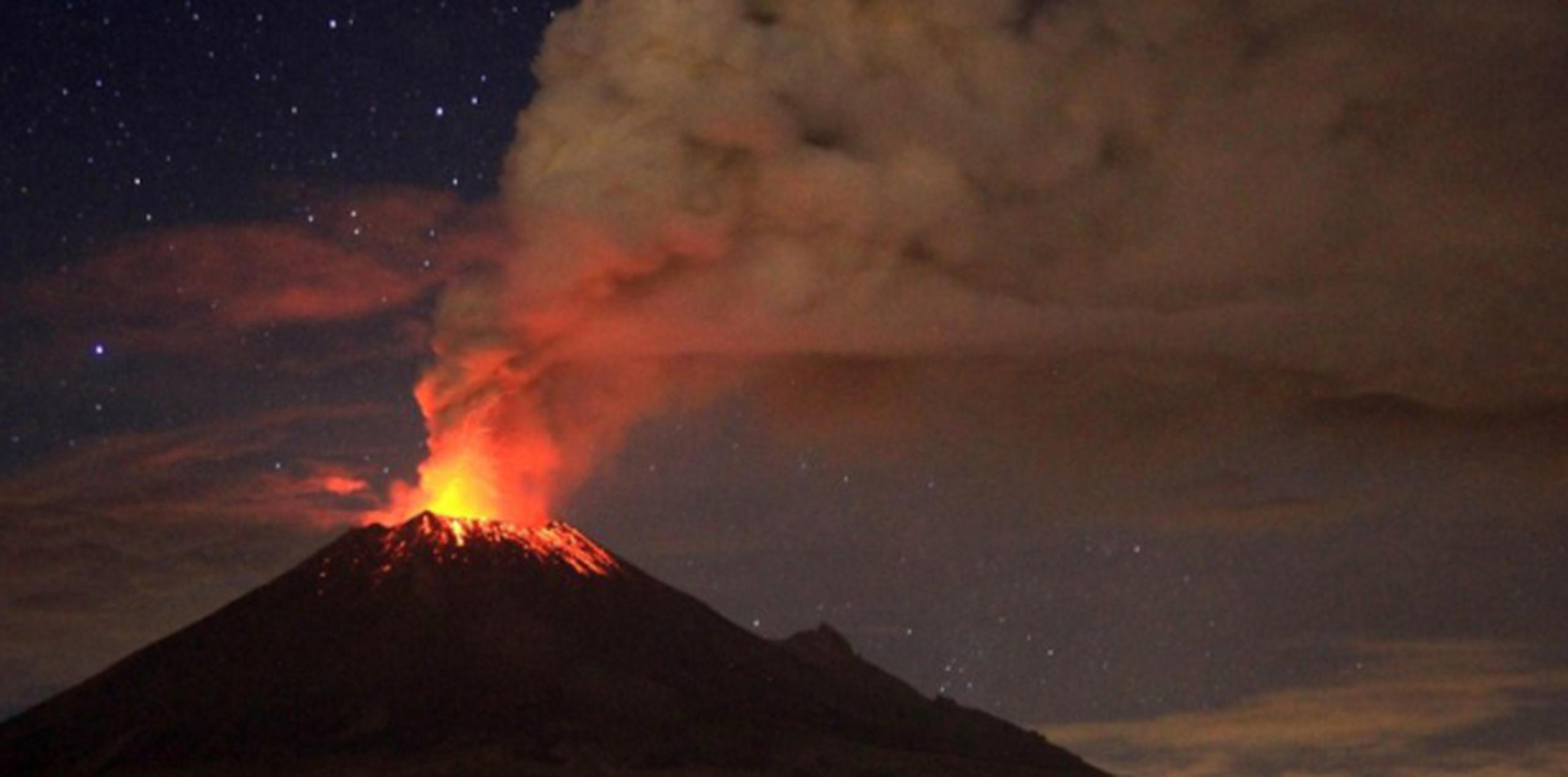 El cráter del Popocatépetl se localiza a poco más de 70 kilómetros al sureste del centro de la ciudad de México. (AFP)