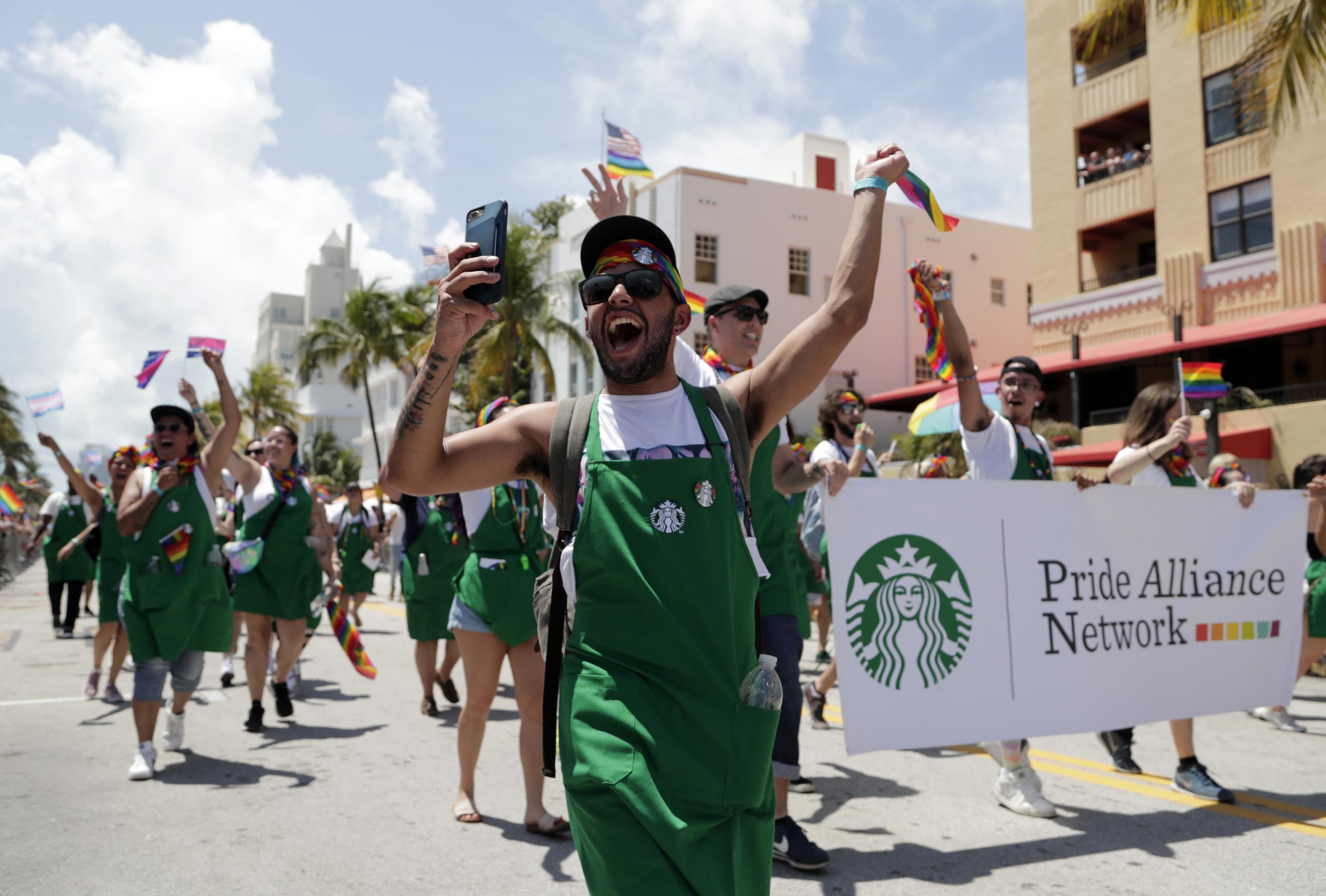 Desfile gay auspiciado por Starbucks en Miami Beach.