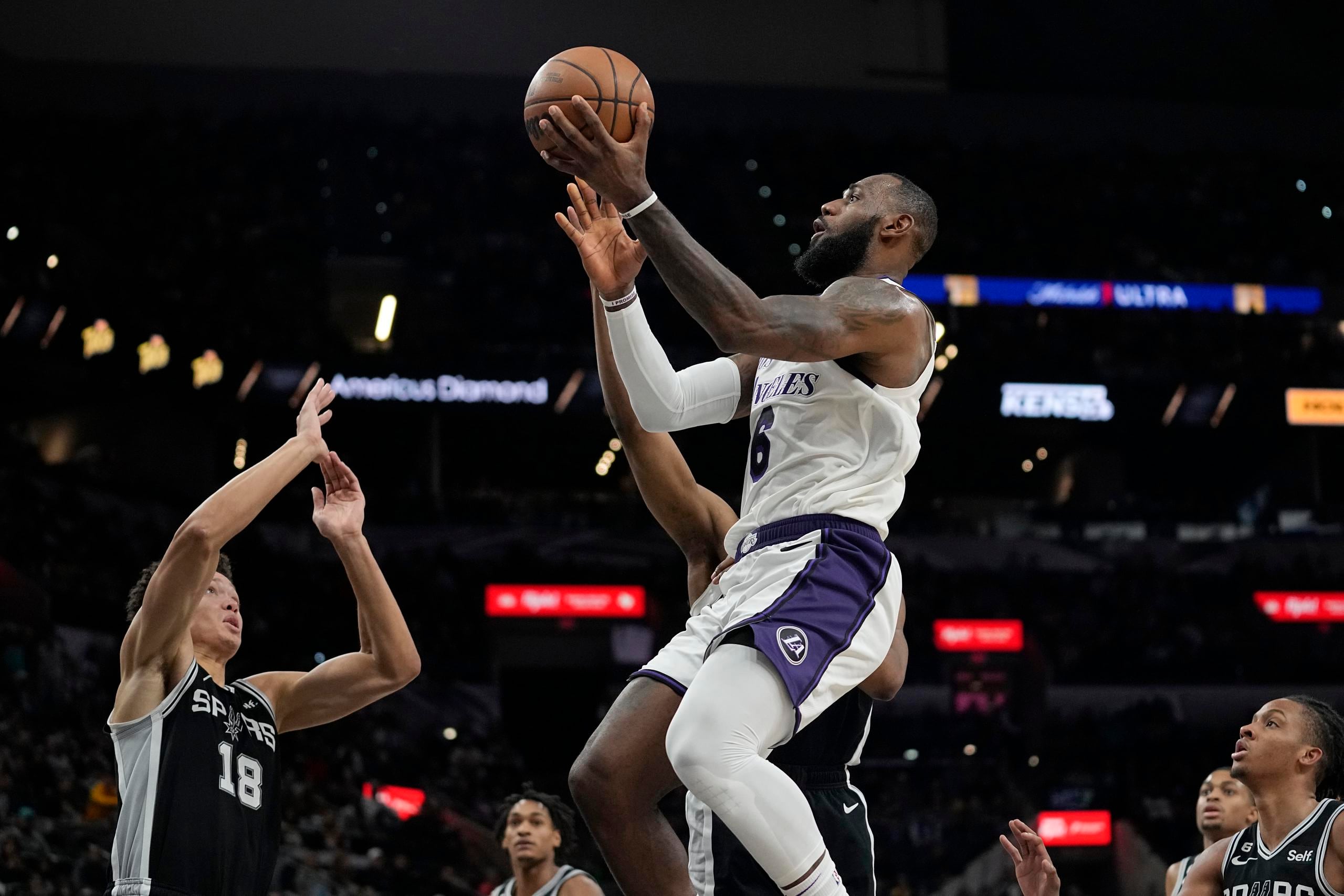 El alero de los Lakers de Los Ángeles, LeBron James, realiza un intento durante el encuentro del sábado ante los Spurs de San Antonio.