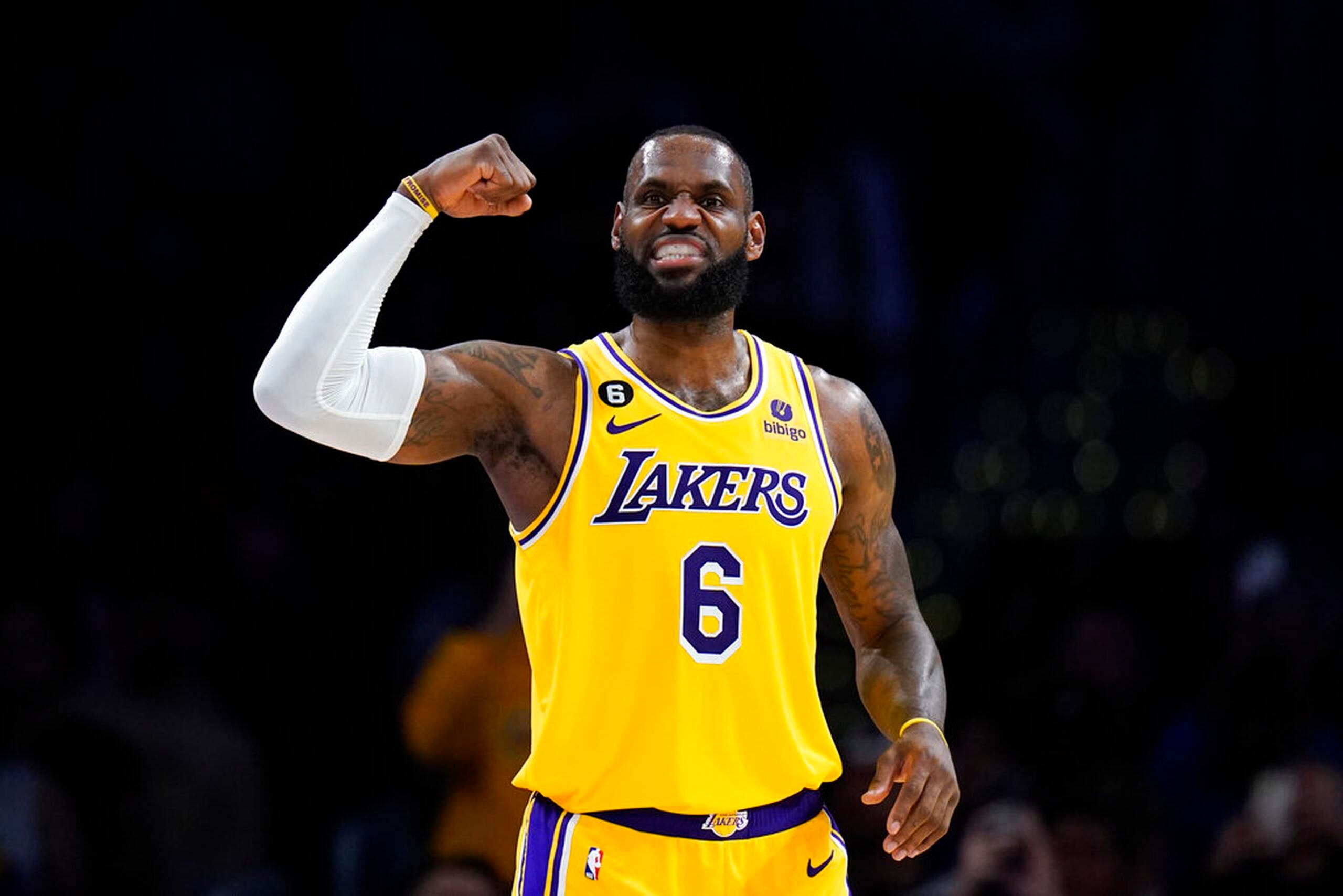 LeBron James, de los Lakers de Los Ángeles, flexiona el brazo en el encuentro ante los Rockets de Houston.
