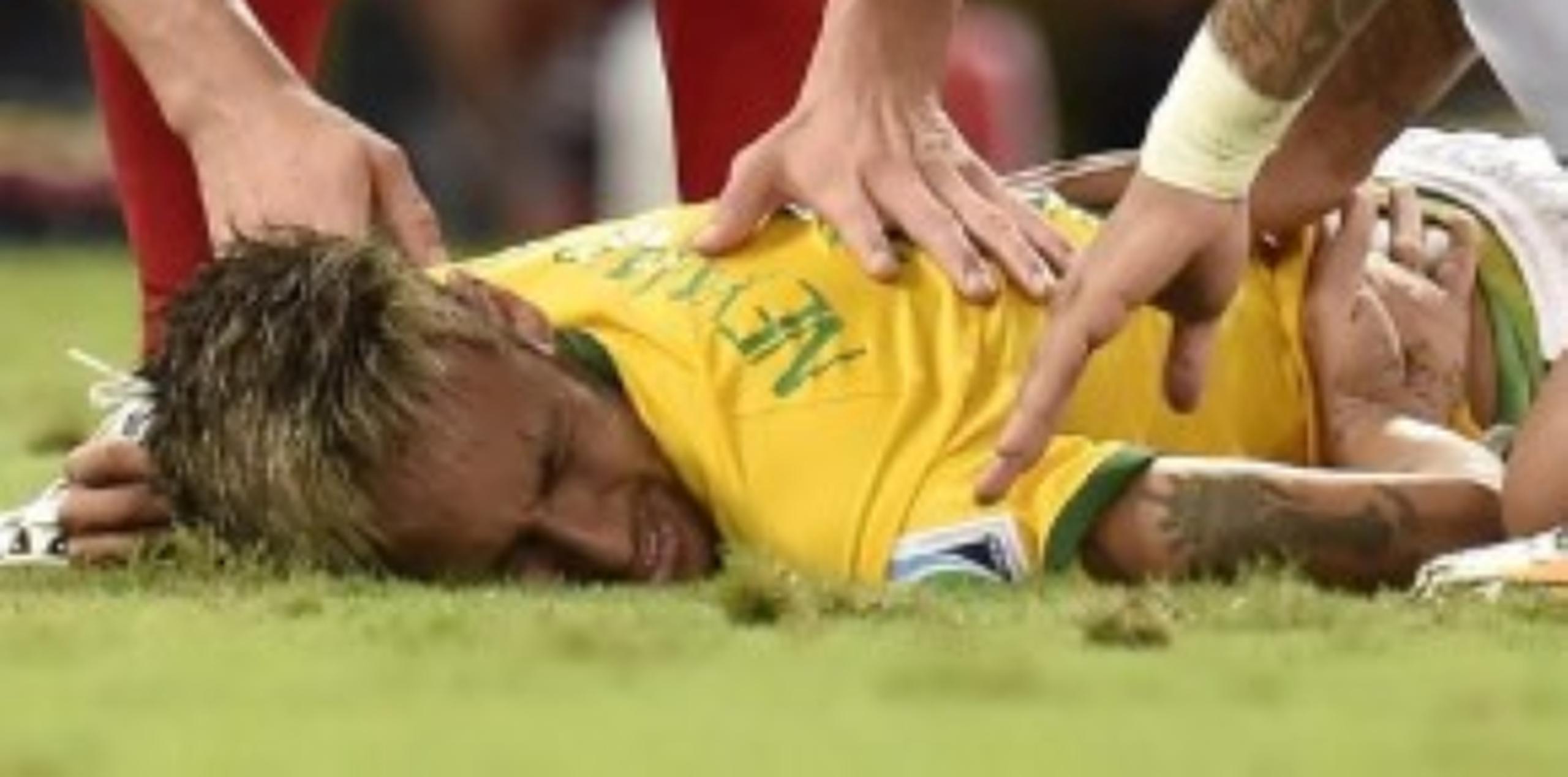 Neymar sufrió la peligrosa lesión durante el partido del viernes contra Colombia. (EFE / Georgi Licovski)