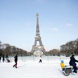 Torre Eiffel lucha contra el hielo mientras nieva en Europa