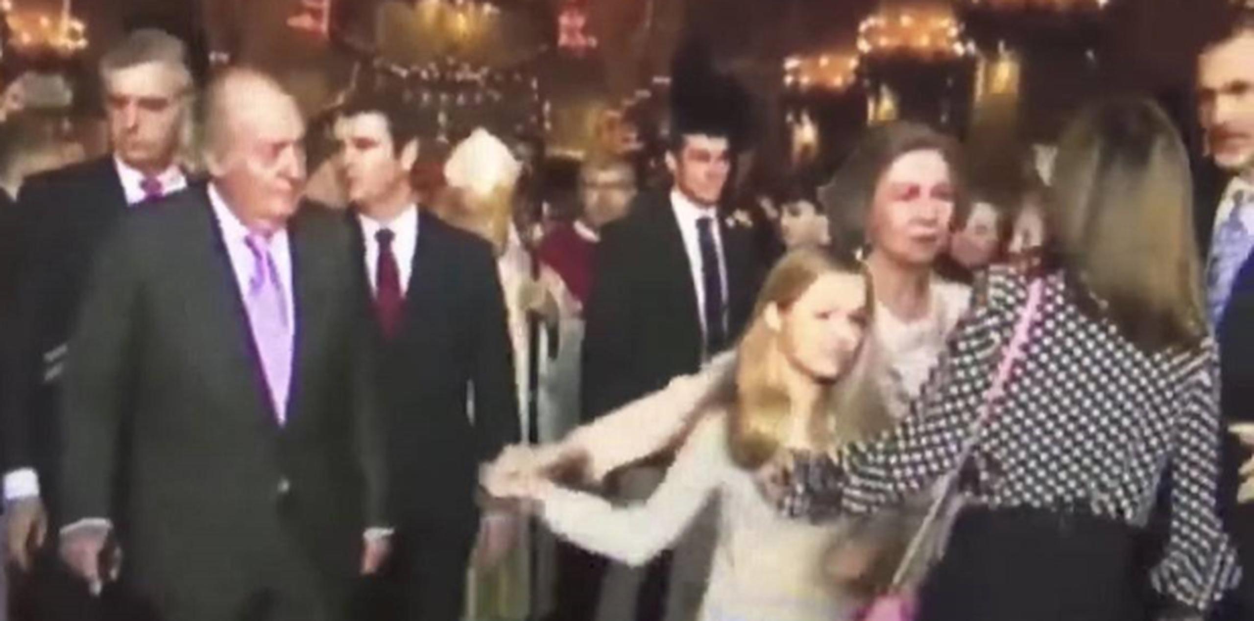Un vídeo de la disputa en donde la reina Letizia impide a Sofía sacarse una foto con sus nietas se viralizó. (Captura)