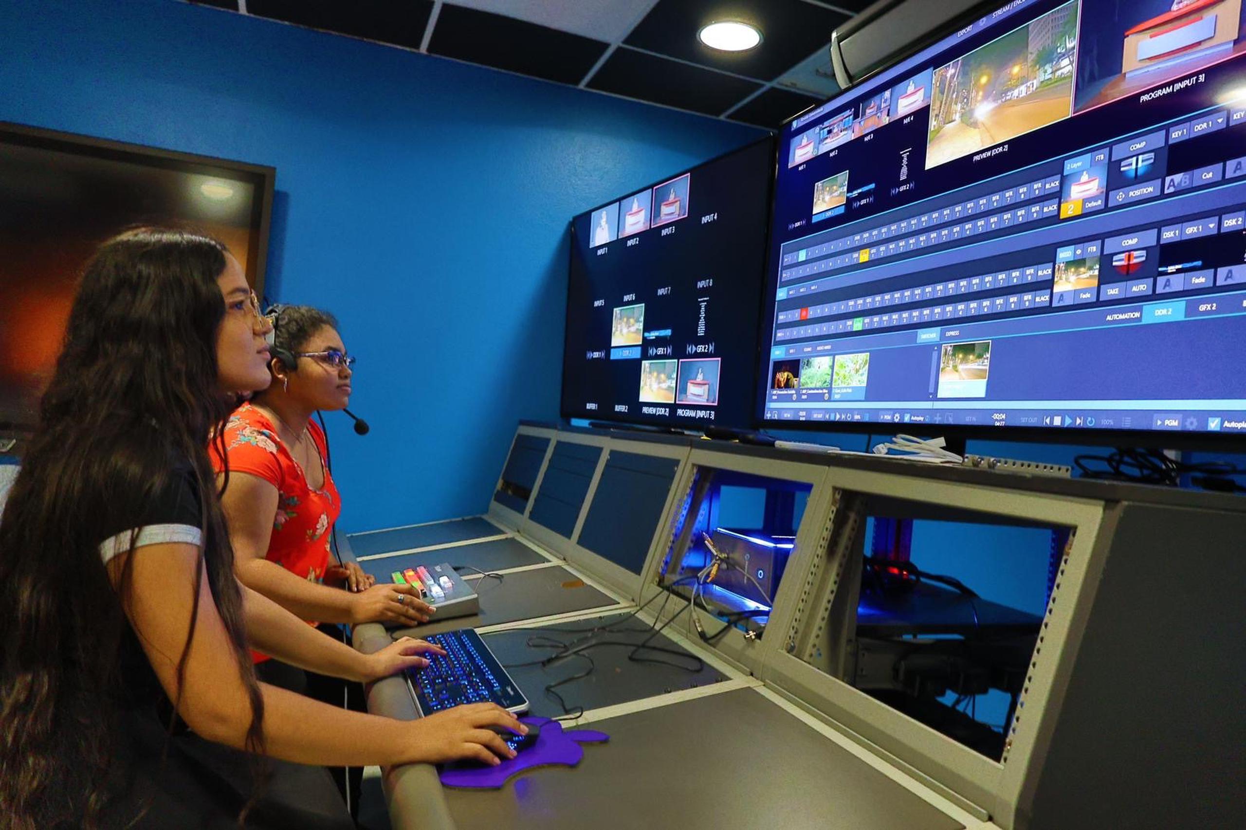 Estudiantes del Departamento de Comunicación de Humacao realizan trabajos con un equipo de edición de vídeo.