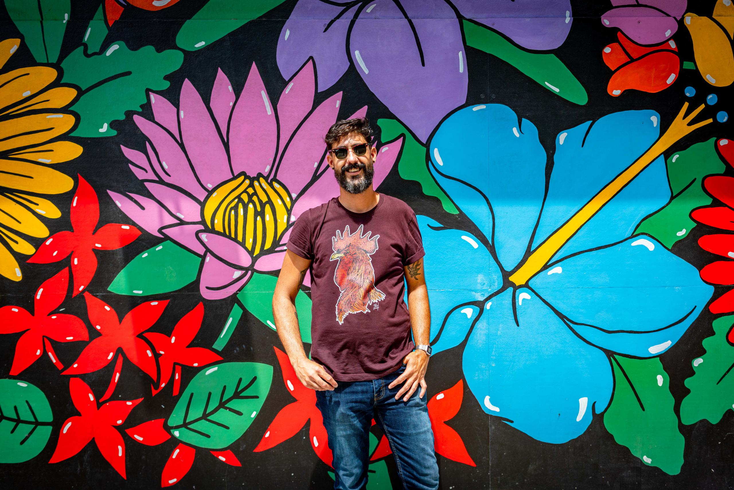 Carlos Padín Sosa posa junto a una pieza elaborada en el casco urbano.