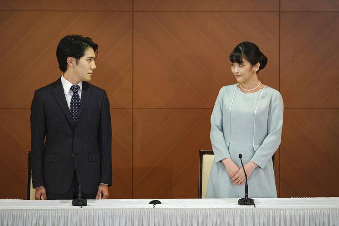La princesa japonesa Mako y su esposo Kei Komuro se miran durante una conferencia de prensa para anunciar su matrimonio en un hotel de Tokio el 26 de octubre de 2021.