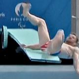Clavadista olímpico se golpea bien duro en trampolín de piscina