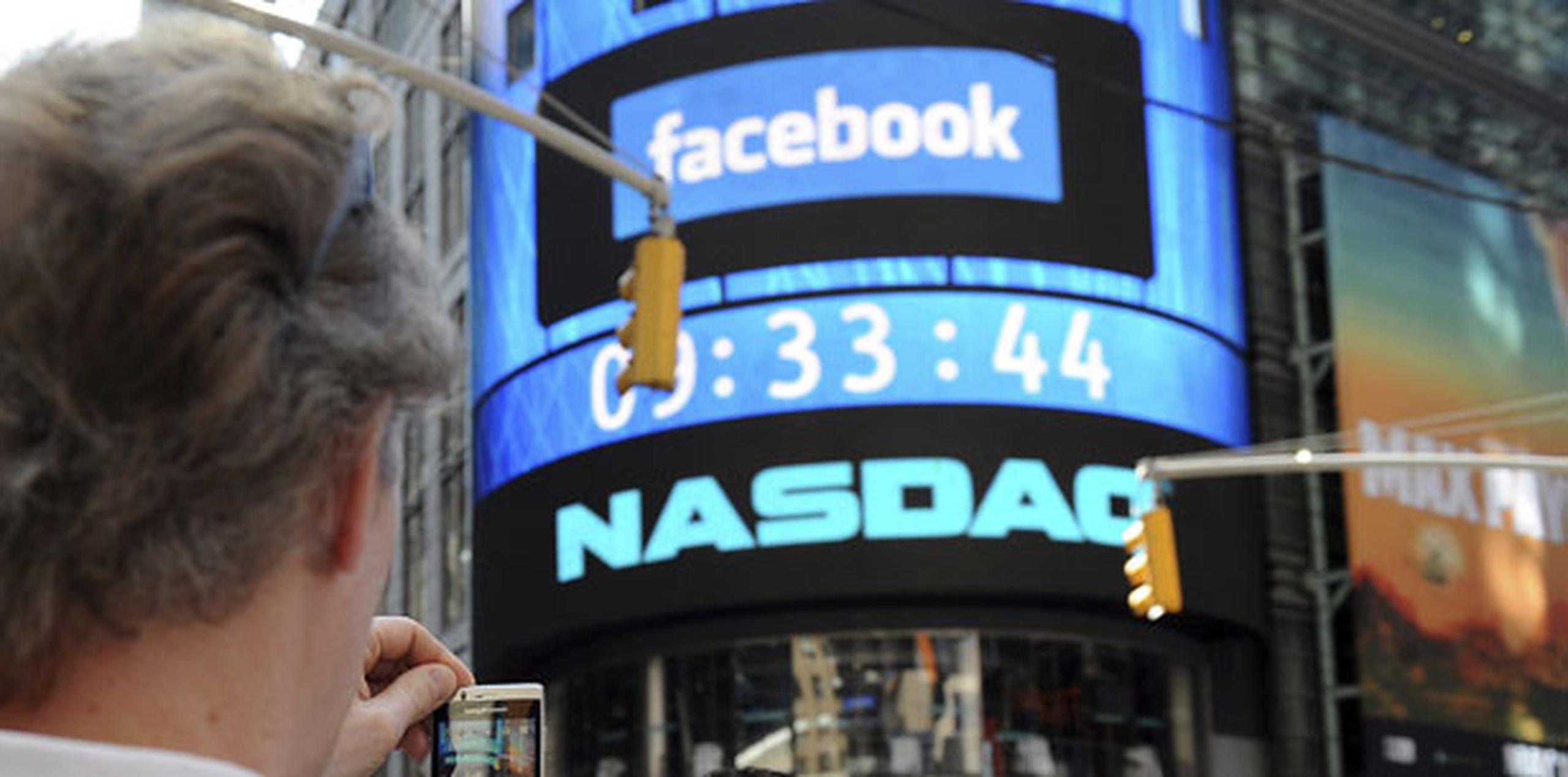 El desplome de Facebook marca un desafortunado récord: es la mayor pérdida de valor experimentada en un solo día por una firma en el mercado estadounidense. (Archivo)