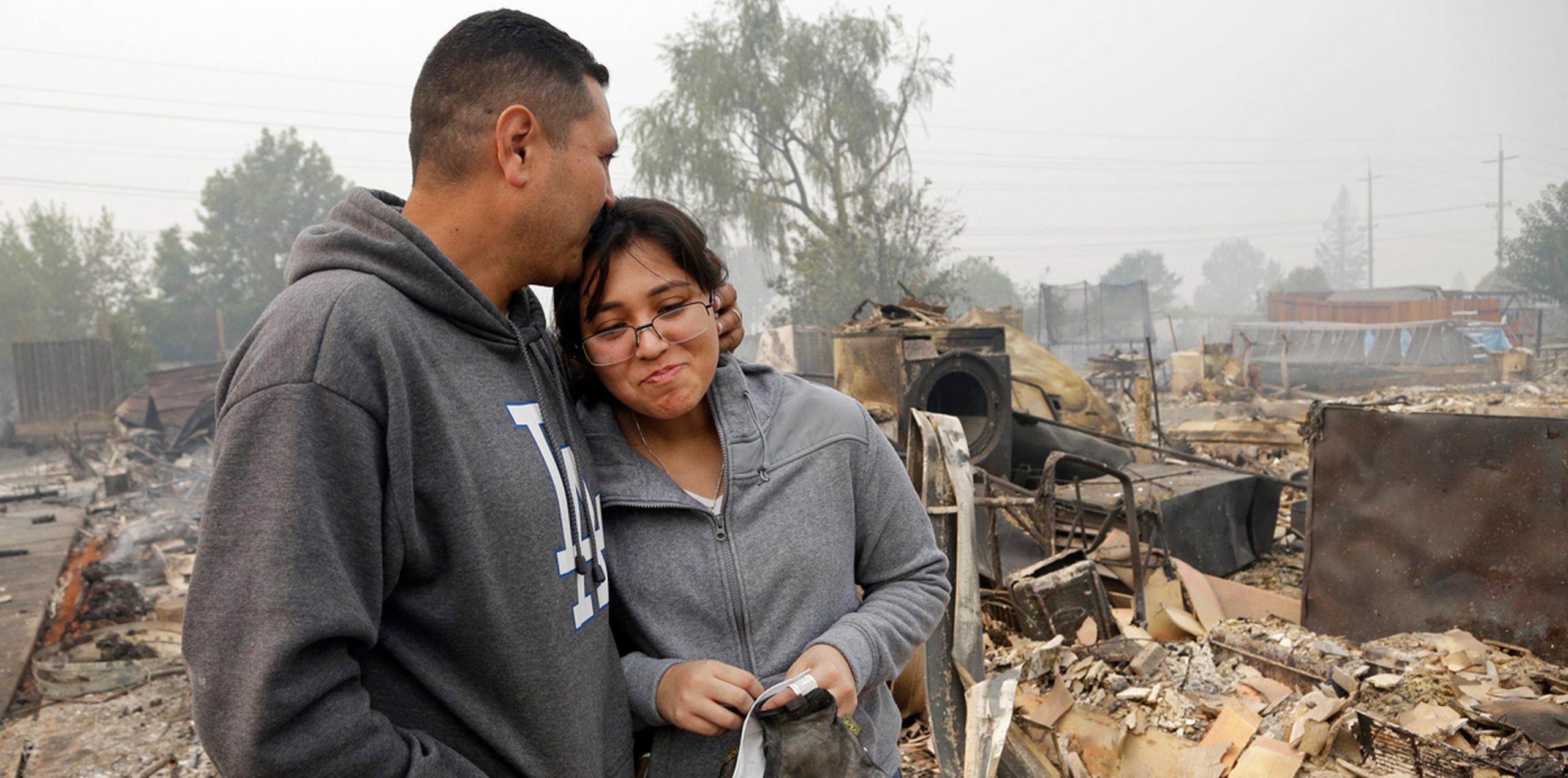 José Garnica junto con su esposa Leslie Garnica frente a los restos de su vivienda en Santa Rosa, California. (AP)