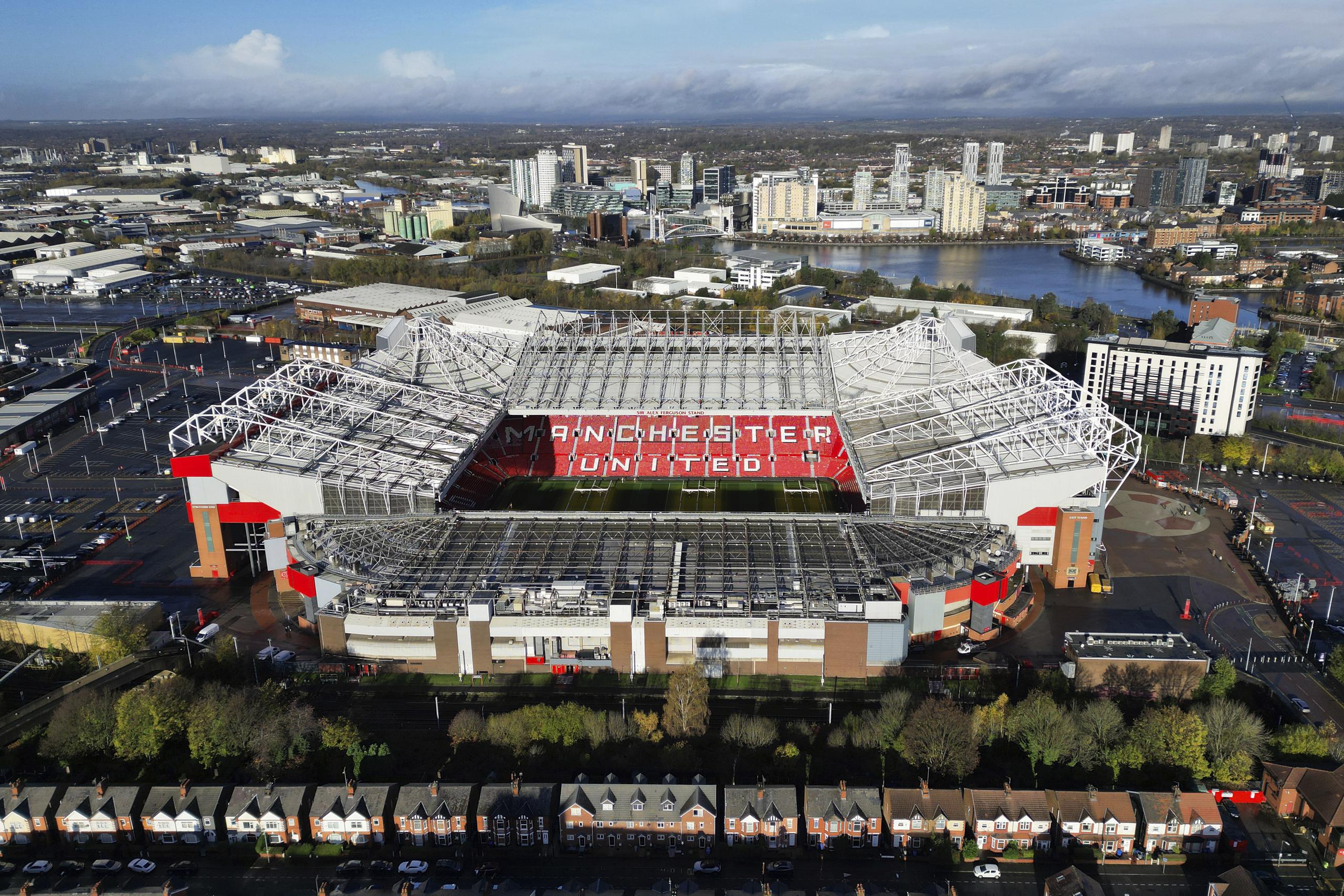 Una fotografía tomada mediante un dron muestra el estadio Old Trafford del Manchester United.
