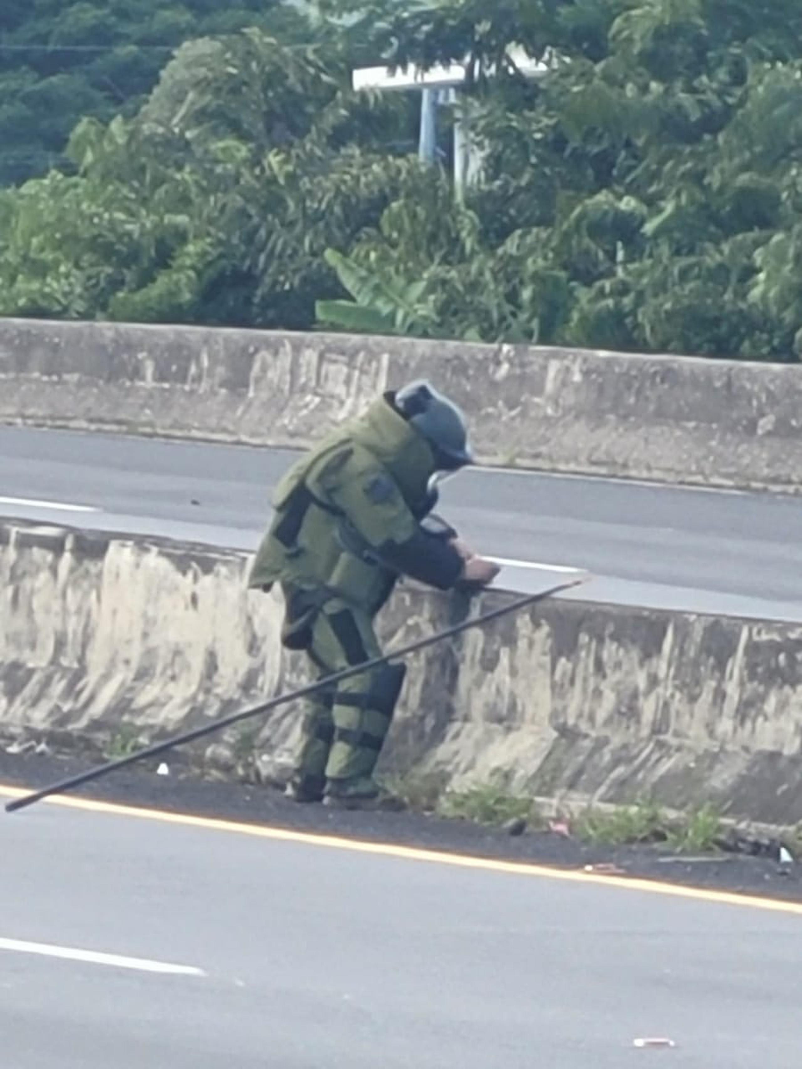 El tránsito se cerró por varias horas en la autopista Luis A. Ferré tras localizarse una granada en uno de los carriles que conduce de Caguas a San Juan.