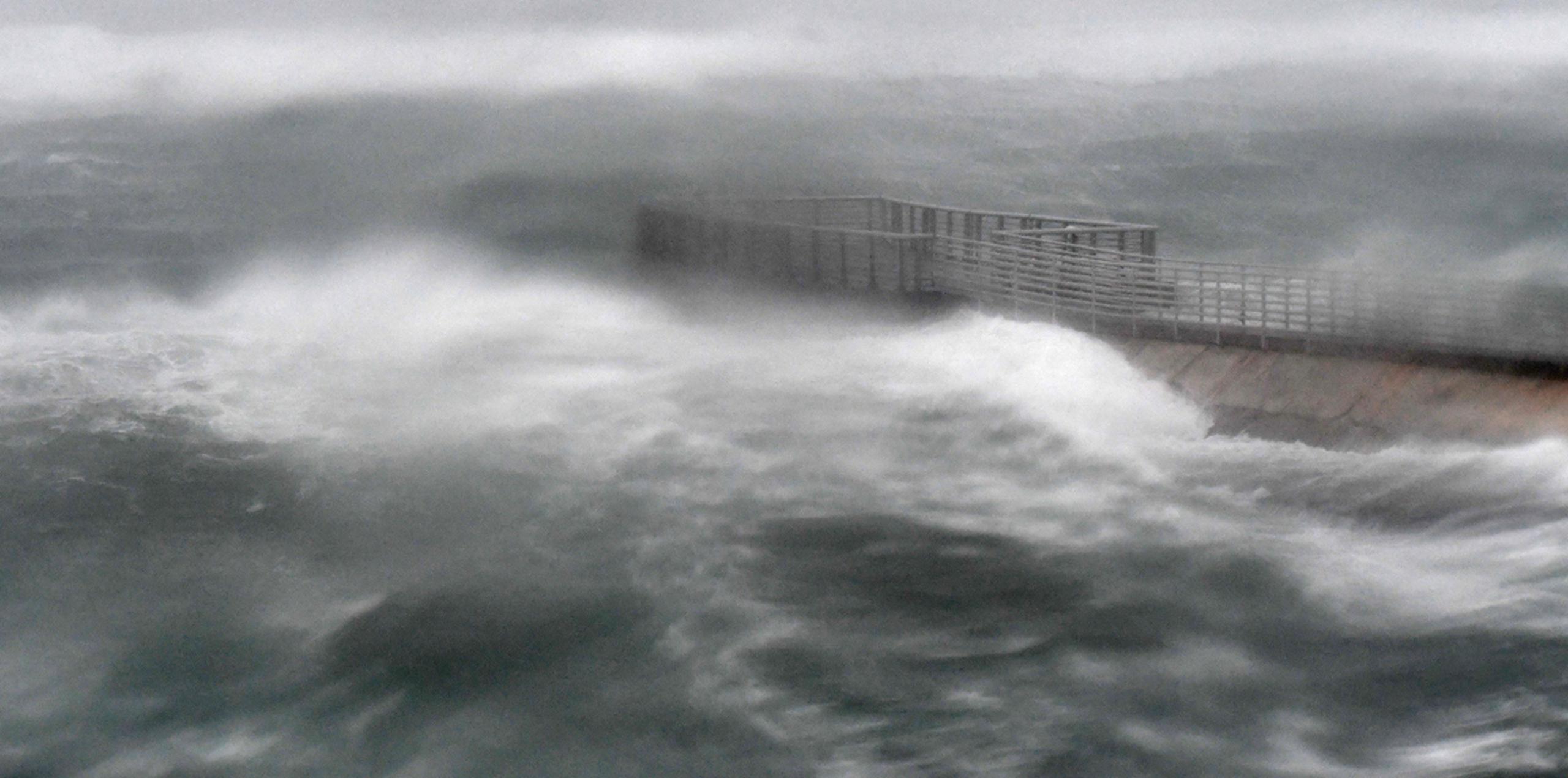 Una enorme ola impacta contra un saliente en Boynton Beach al paso del huracán Irma por Boynton Beach, Florida. (AP)