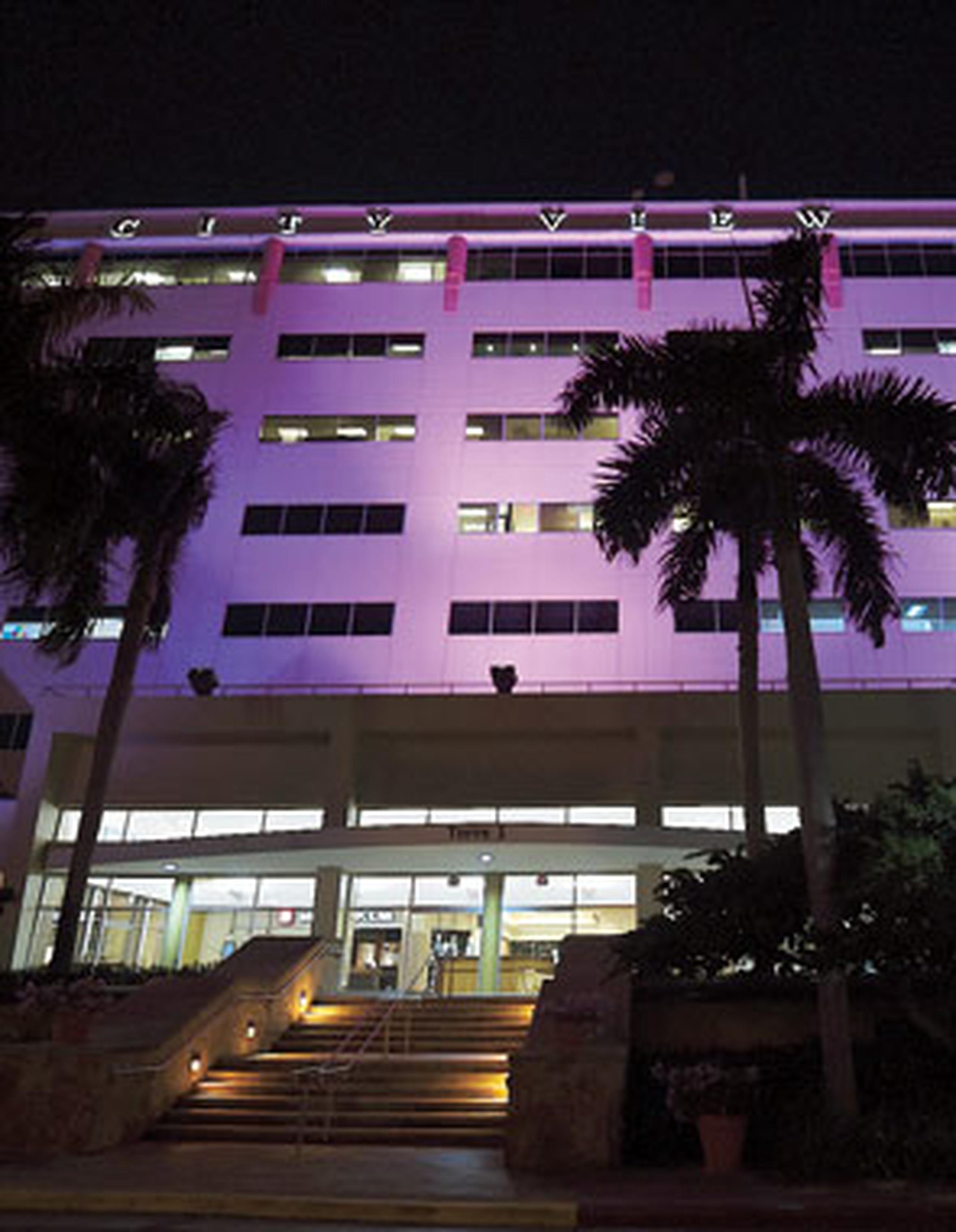La iluminación de edificios claves sirve como un recordatorio a las personas a hacerse su mamografía, indicó Sharon Tosas, de la Sociedad Americana Contra el Cáncer. (andre.kang@gfrmadia.com)