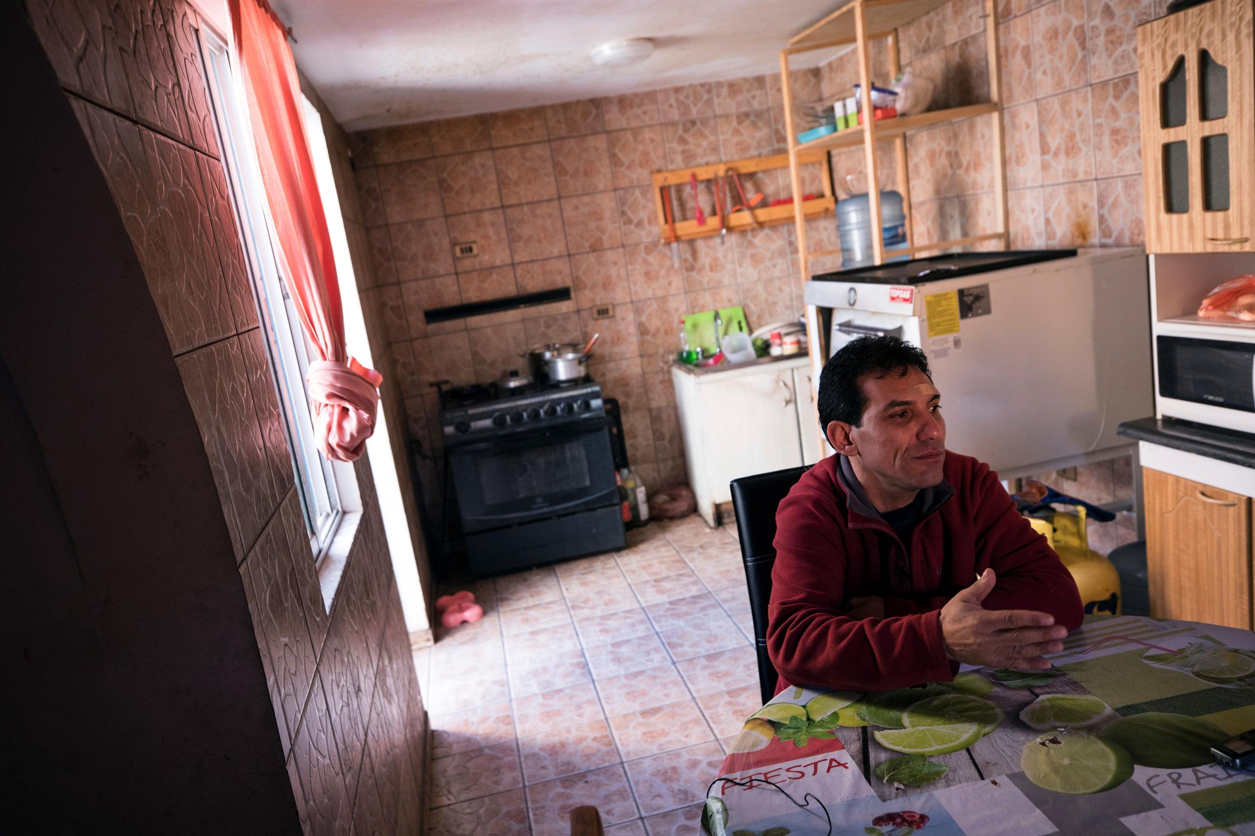 Claudio Yáñez, uno de los 33 mineros que hace una década quedó atrapado en la mina San José, habla en entrevista con Efe el 25 de julio de 2020, en Copiapó (Chile). Algunos sienten que fue ayer y otros que ha pasado una eternidad, pero ninguno ha vuelto a ser el mismo desde entonces.