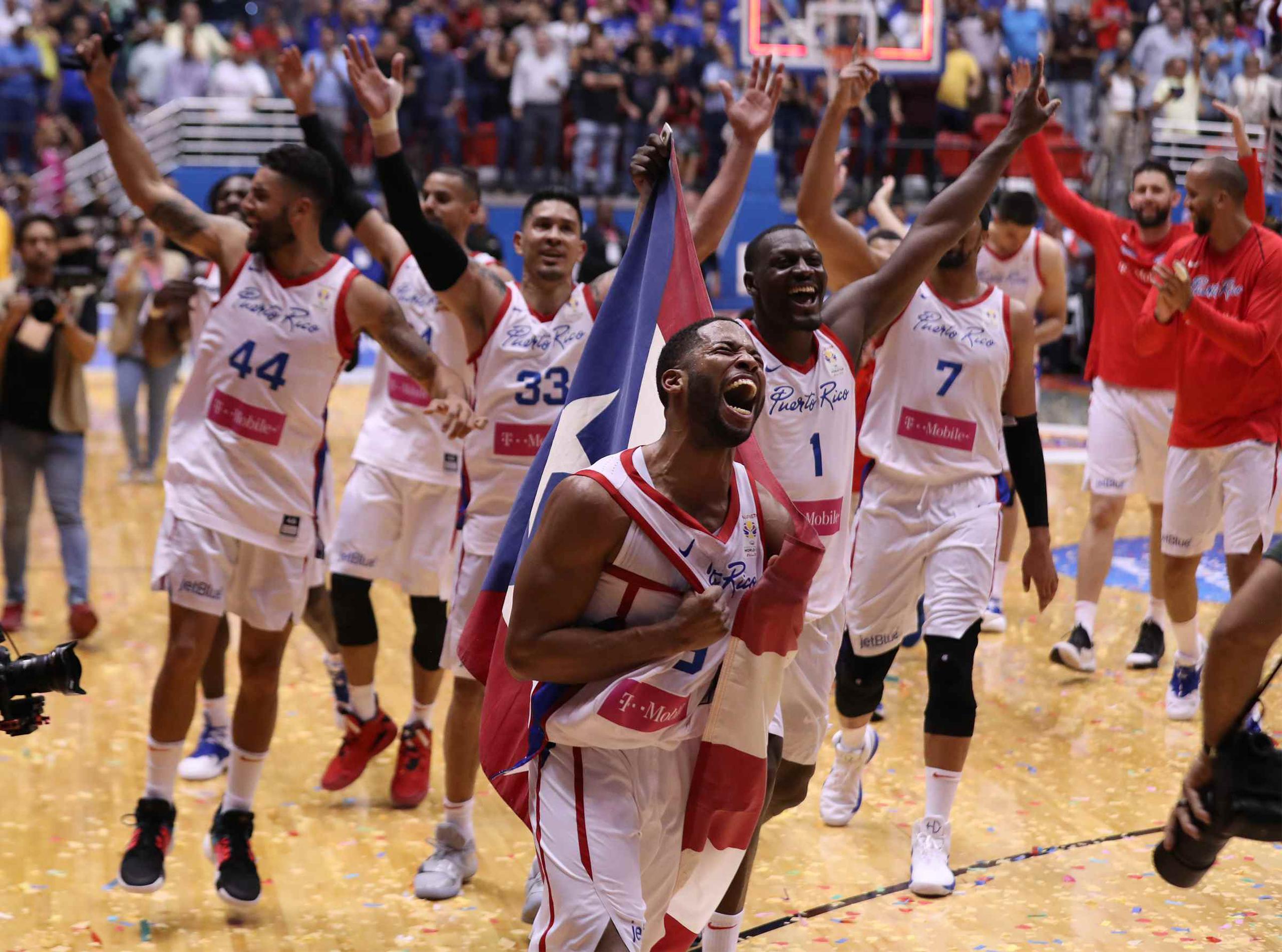 Los jugadores de Puerto Rico celebran luego de clasificar a la Copa Mundial FIBA que se celebrará este año en China.
