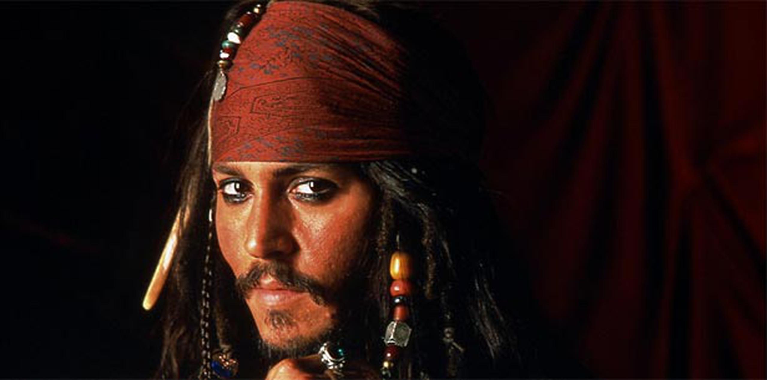 Al parecer, ya el “capitán Jack Sparrow” -personaje estrella de la saga interpretado por Johnny Depp- viene de camino. (Archivo)