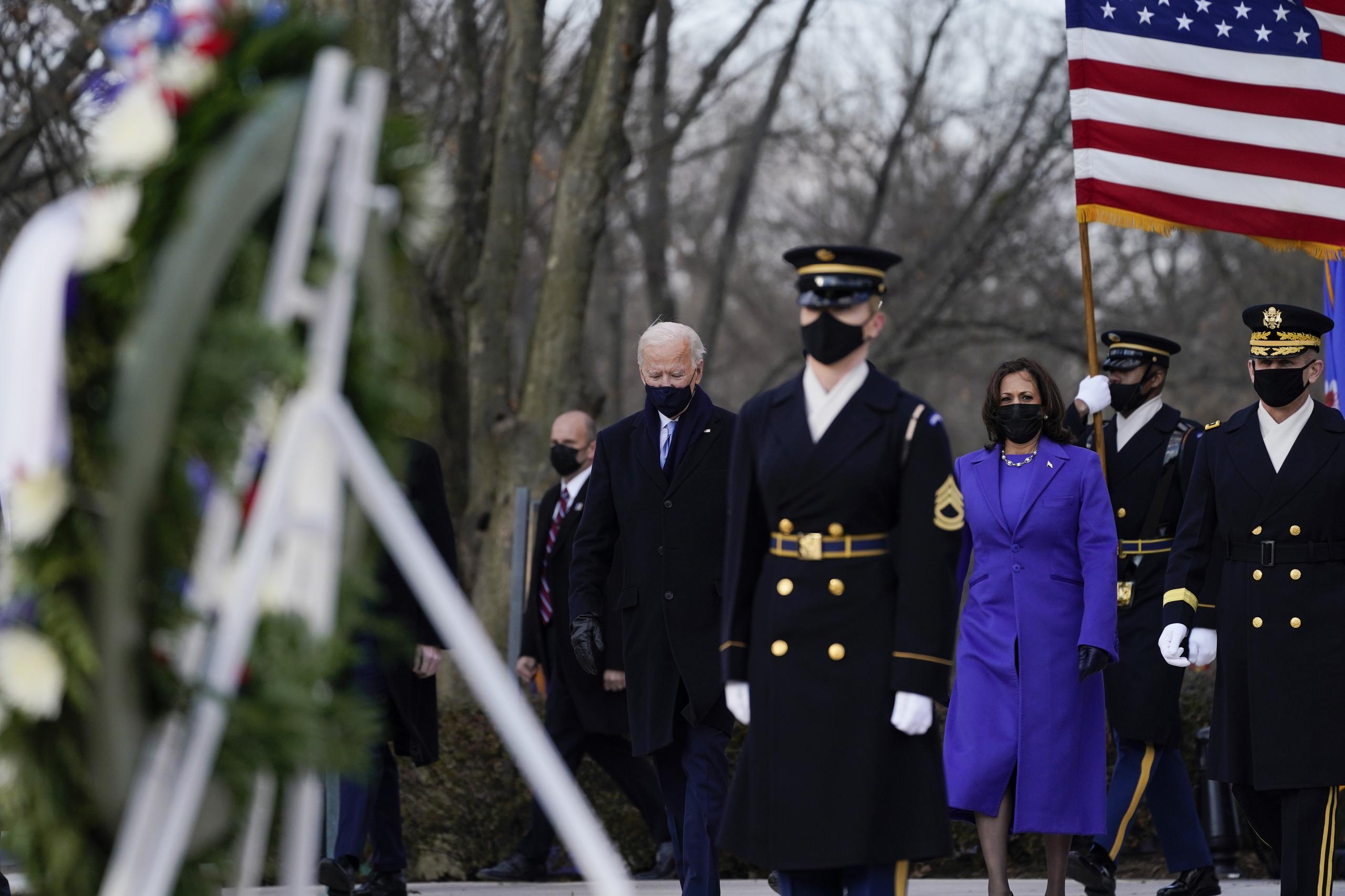 Joe Biden y Kamala Harris en la tumba del soldado desconocido en el cementerio nacional de Arlington, Virginia.