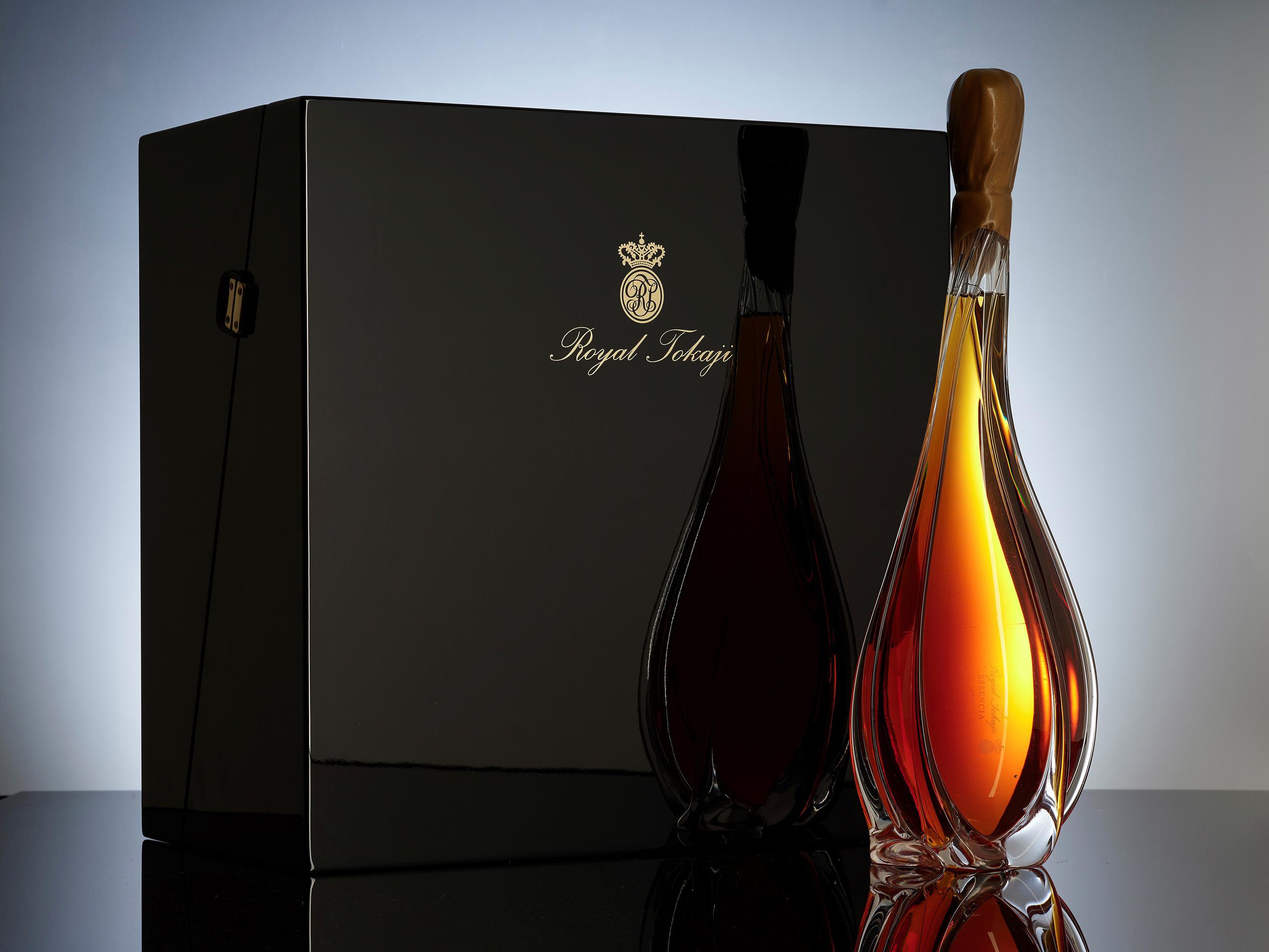 El Esszencia Magnum, producido de la cosecha de uvas de 2008 y embotellado una década más tarde, ha recibido un trato especial para garantizar su condición del "vino más caro del mundo".