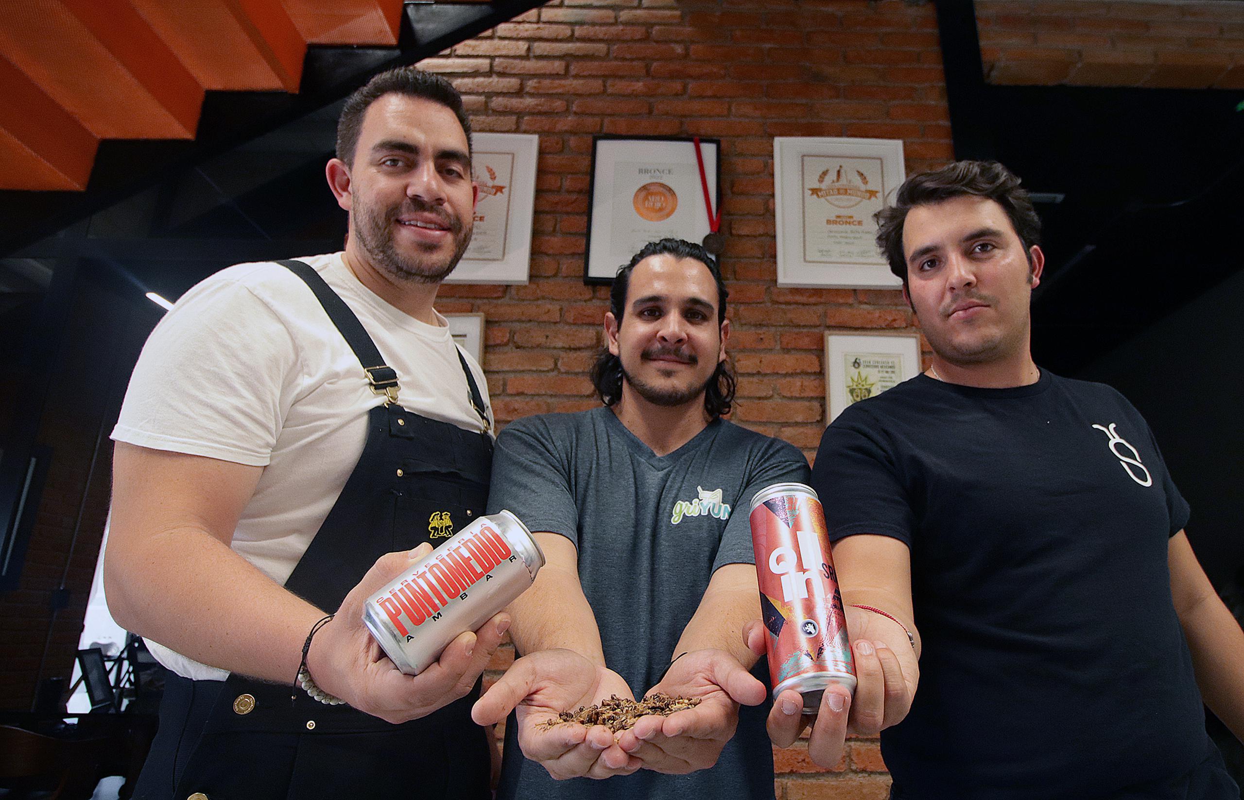 El socio fundador de cervecería Punto Medio, Alejandro Rivera, el cofundador de Griyum, Alejandro Bruna y el CEO de Santena, Patricio Gutiérrez con el producto terminado.